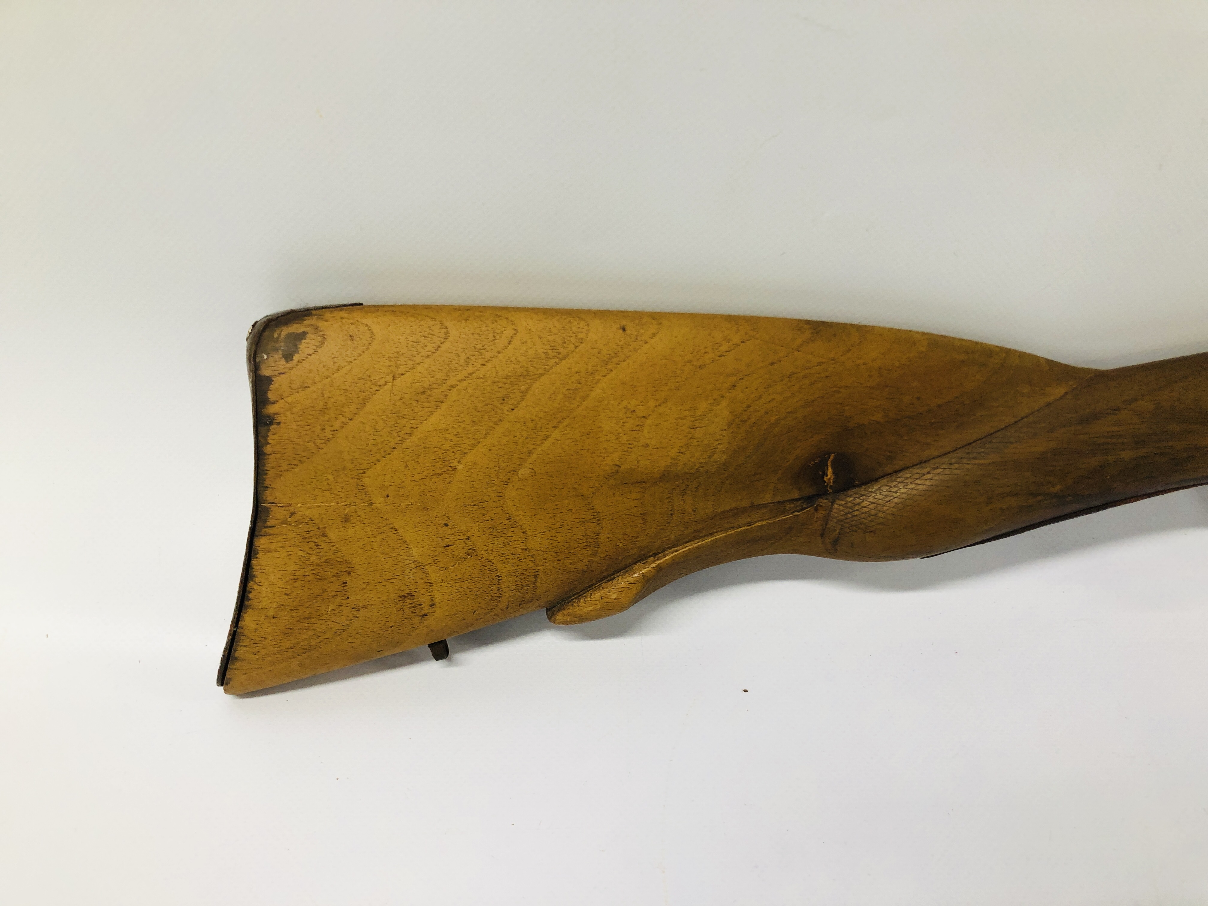 A REPRODUCTION WALL HANGING PERCUSSION CAP GUN - Image 8 of 12