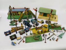 A COLLECTION OF HORNBY MECCANO TRACKSIDE BUILDINGS, BRIDGES, SIGNALS, 5 KEYS, VEHICLES ETC.