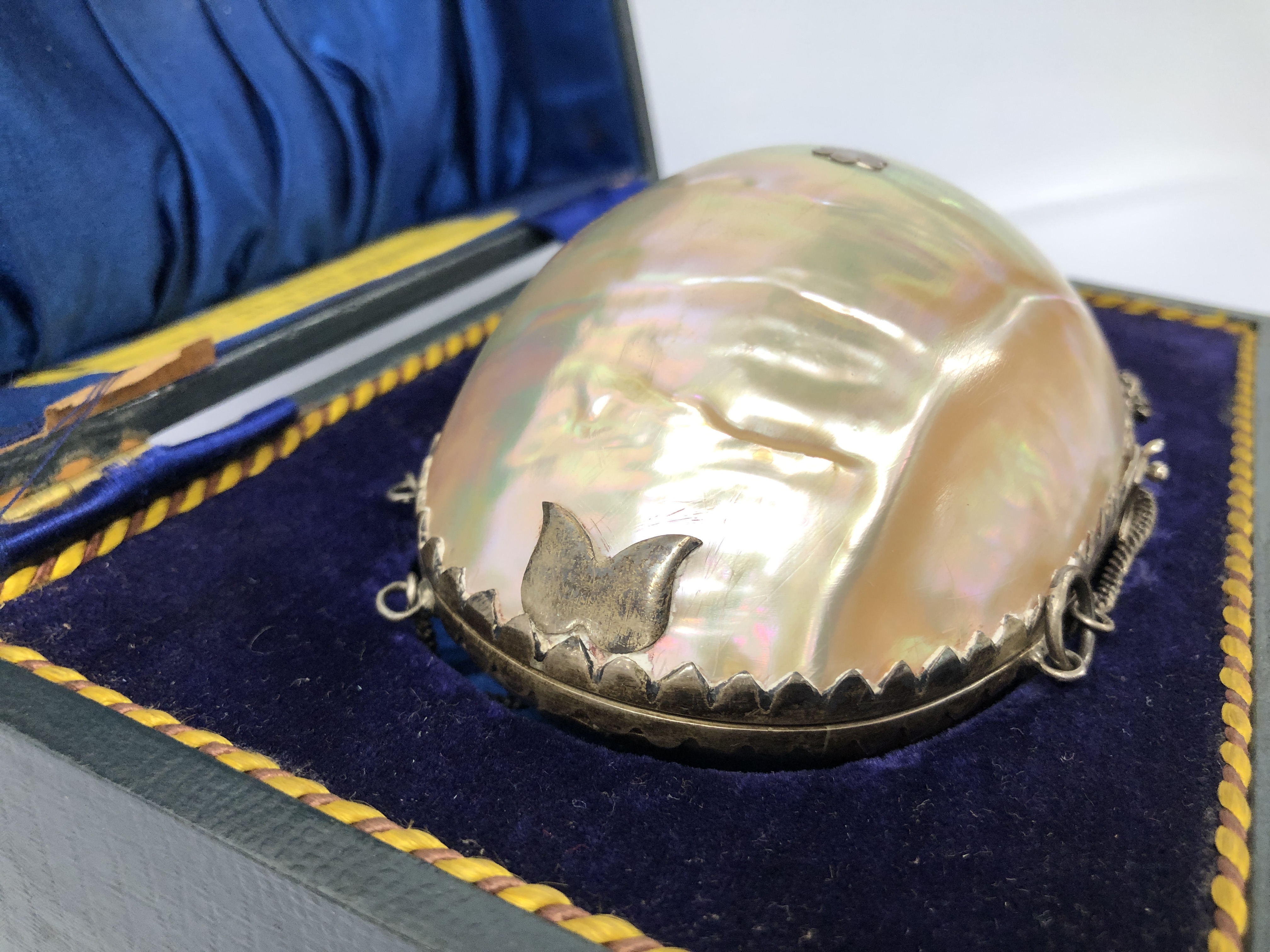 A MOTHER OF PEARL LADIES EVENING PURSE WITH WHITE METAL DETAILING CLASP FITTED WITH INTERIOR MIRROR - Image 10 of 13