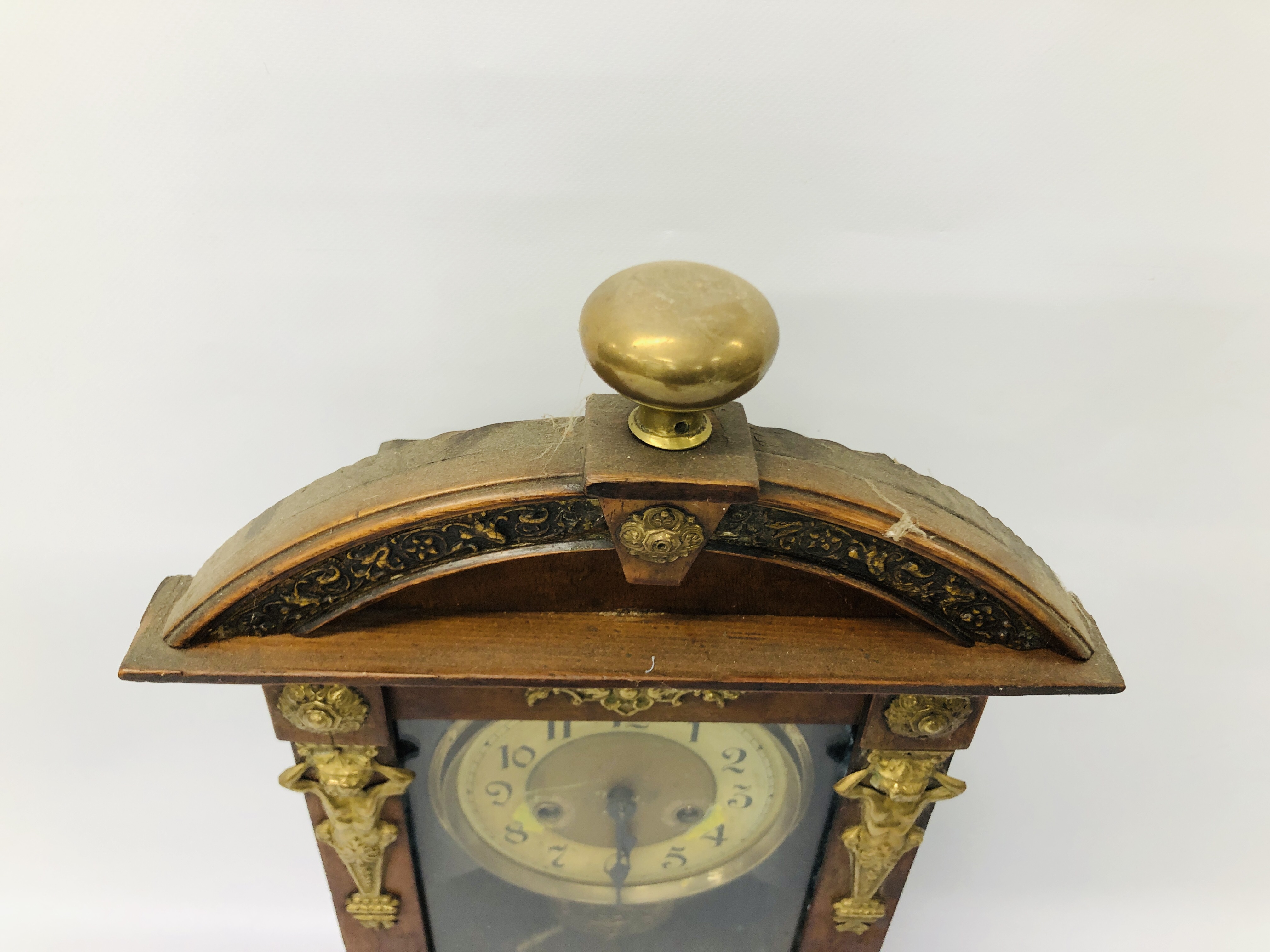 VINTAGE MAHOGANY CASED MANTEL CLOCK WITH APPLIED BRASS DETAIL - H 45CM. - Image 6 of 8