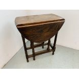 EARLY 20th CENTURY SMALL OAK DROP LEAF TABLE ON TURNED LEGS - H 72CM. W 60CM.