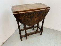 EARLY 20th CENTURY SMALL OAK DROP LEAF TABLE ON TURNED LEGS - H 72CM. W 60CM.