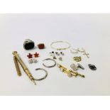 A COLLECTION OF ASSORTED GOODS TO INCLUDE A VINTAGE SEAL, SILVER CUFF LINKS,