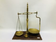 A BRASS PATENT AGATE BALANCE BEAM SCALE W & T AVERY MAKERS BIRMINGHAM STANDING ON MAHOGANY BASE