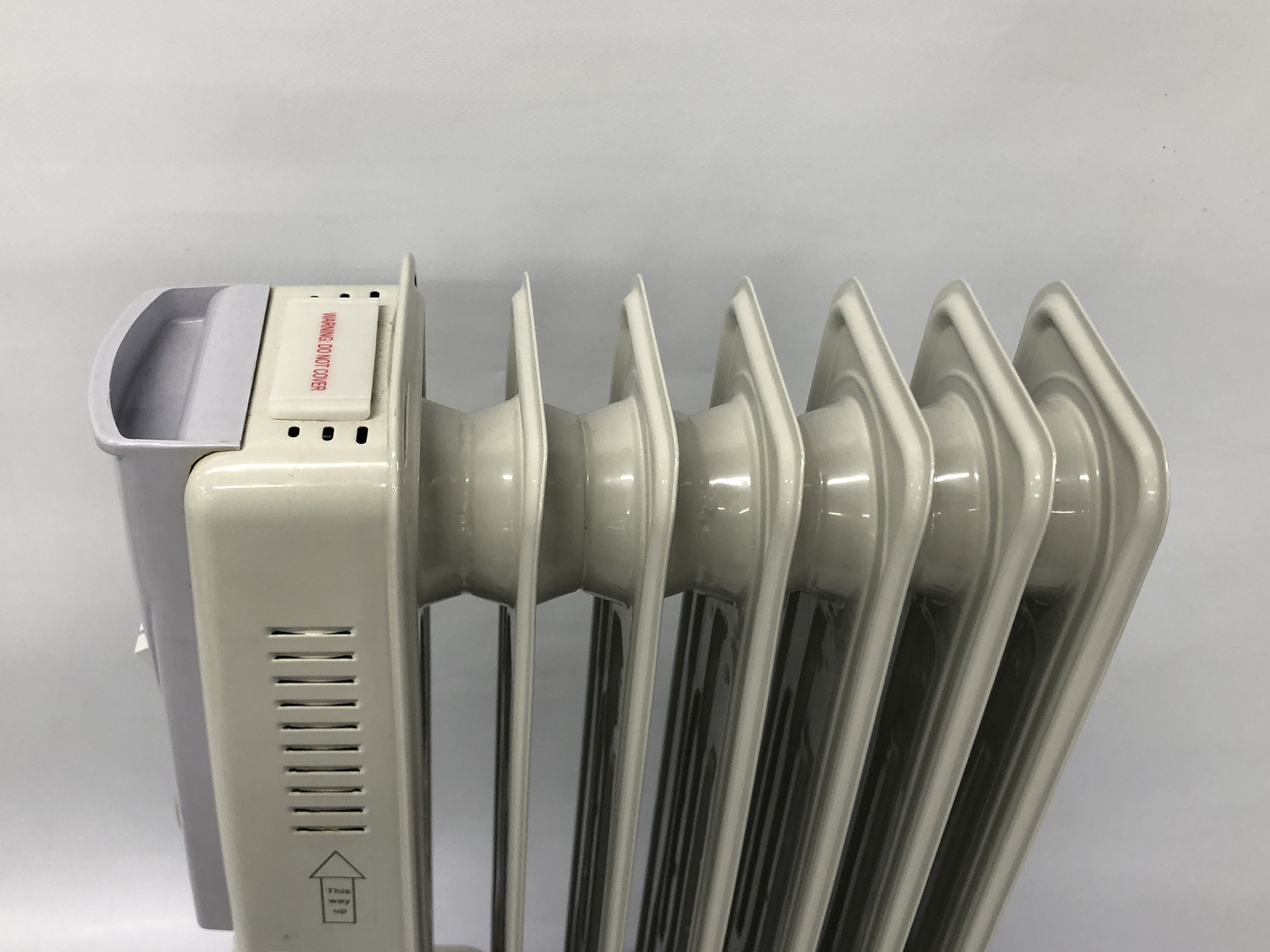 2 DAEWOO OIL FITTED ELECTRIC HEATERS, WHEELED HEATER H 54CM, W 32CM, SMALLER HEATER H 35CM, - Image 7 of 9