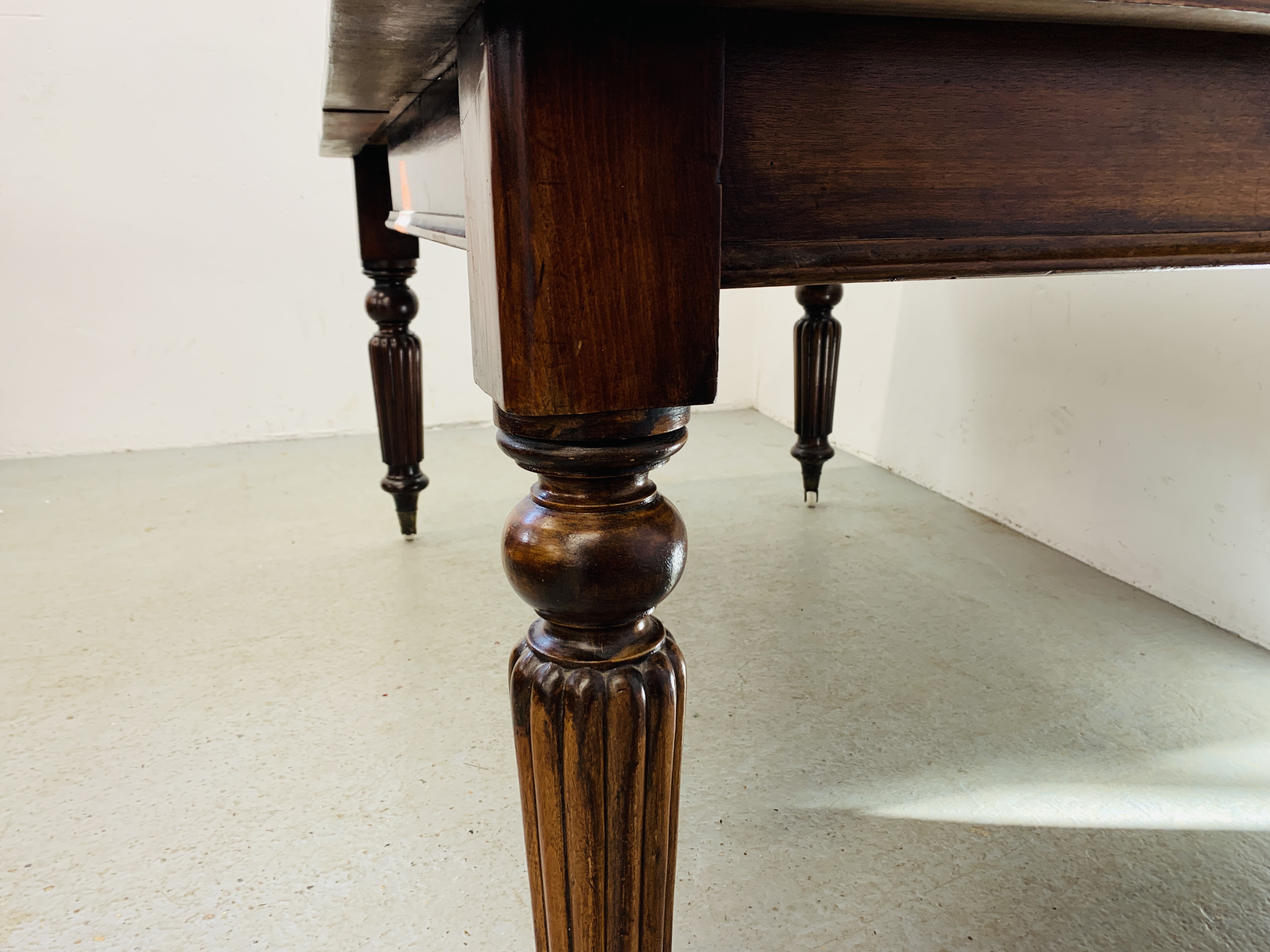 VICTORIAN MAHOGANY EXTENDING DINING TABLE, ON REEDED LEGS AND CERAMIC CASTORS (H 72CM, W 153CM, - Image 4 of 7