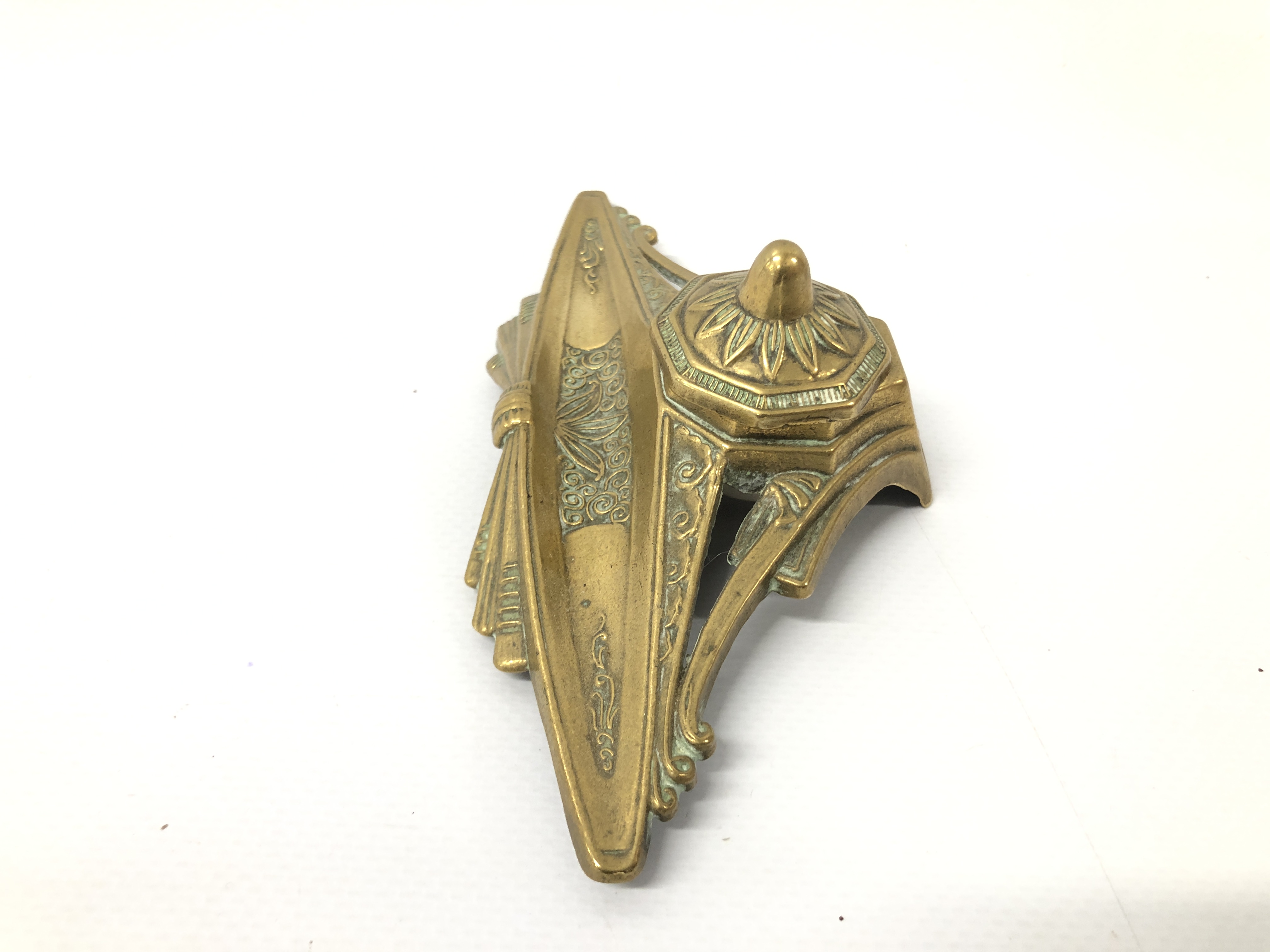 DECORATIVE BRASS INKWELL, HEAVY BRASS KINGFISHER ORNAMENT ON A DECORATIVE ENGRAVED BASE, - Image 6 of 10