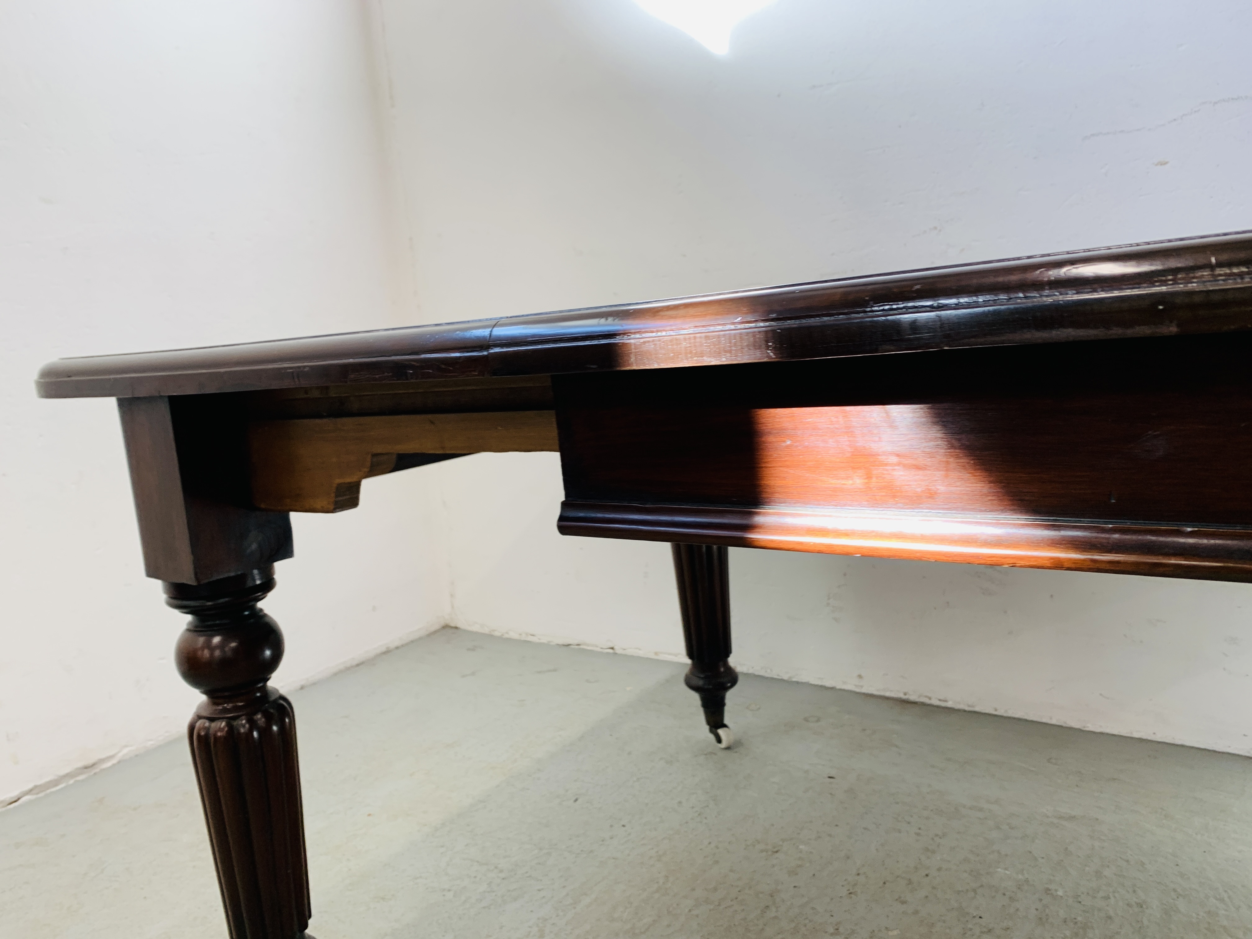 VICTORIAN MAHOGANY EXTENDING DINING TABLE, ON REEDED LEGS AND CERAMIC CASTORS (H 72CM, W 153CM, - Image 7 of 7