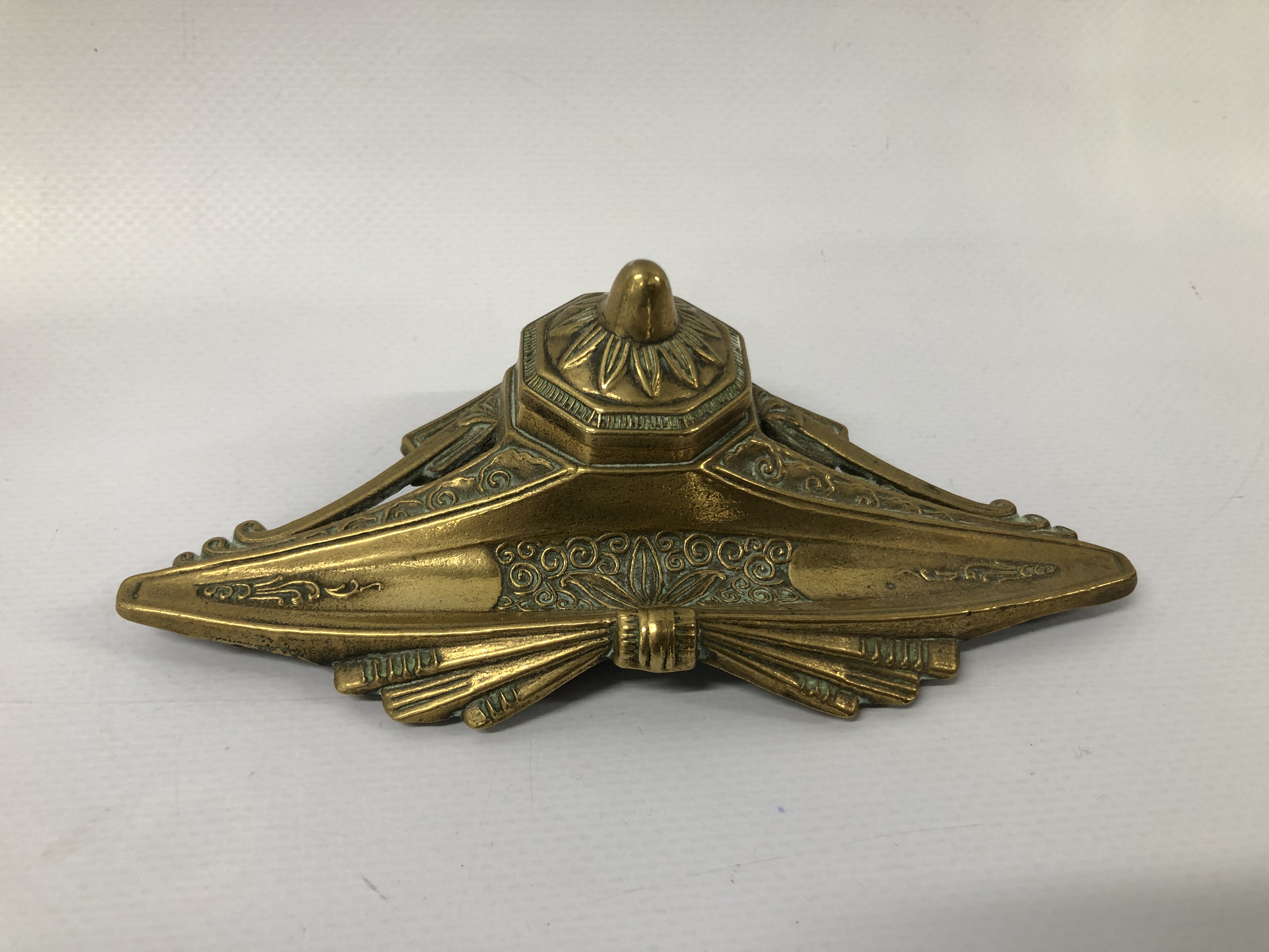 DECORATIVE BRASS INKWELL, HEAVY BRASS KINGFISHER ORNAMENT ON A DECORATIVE ENGRAVED BASE, - Image 5 of 10