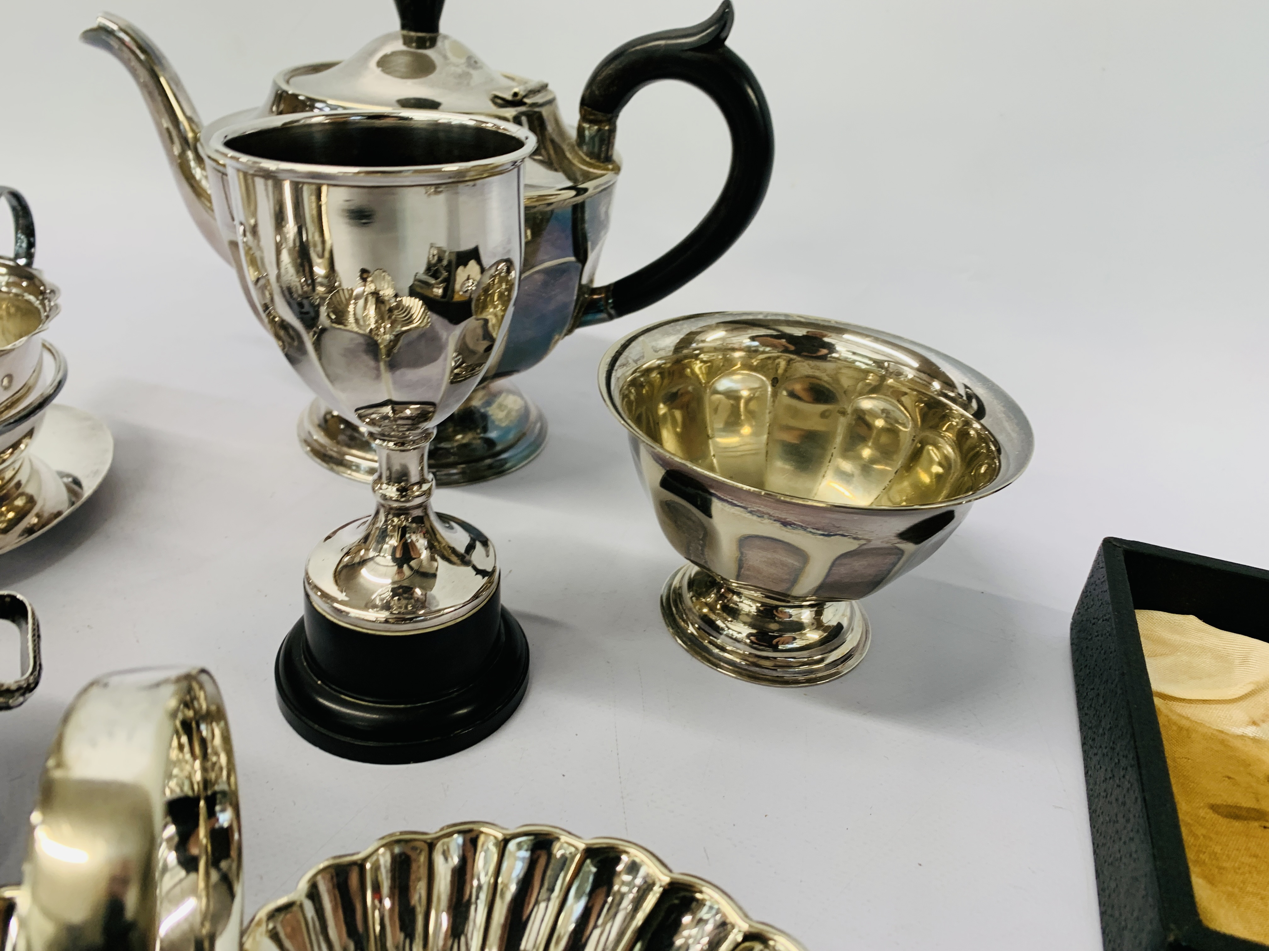 A COLLECTION OF SILVER PLATED WARES TO INCLUDE CASED COMMUNION SET, SUGAR AND CREAM CONDIMENT, - Image 7 of 7