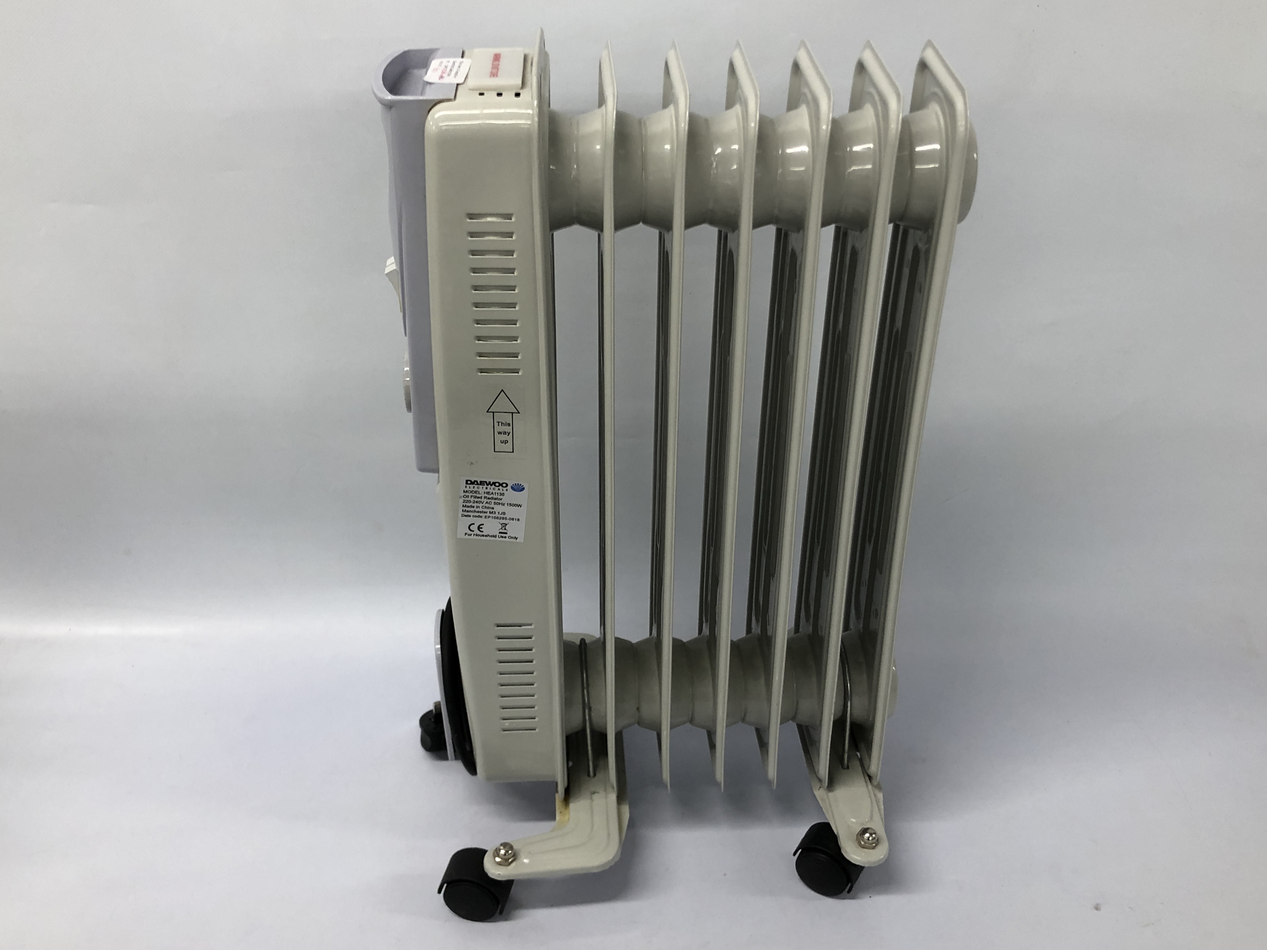 2 DAEWOO OIL FITTED ELECTRIC HEATERS, WHEELED HEATER H 54CM, W 32CM, SMALLER HEATER H 35CM, - Image 6 of 9