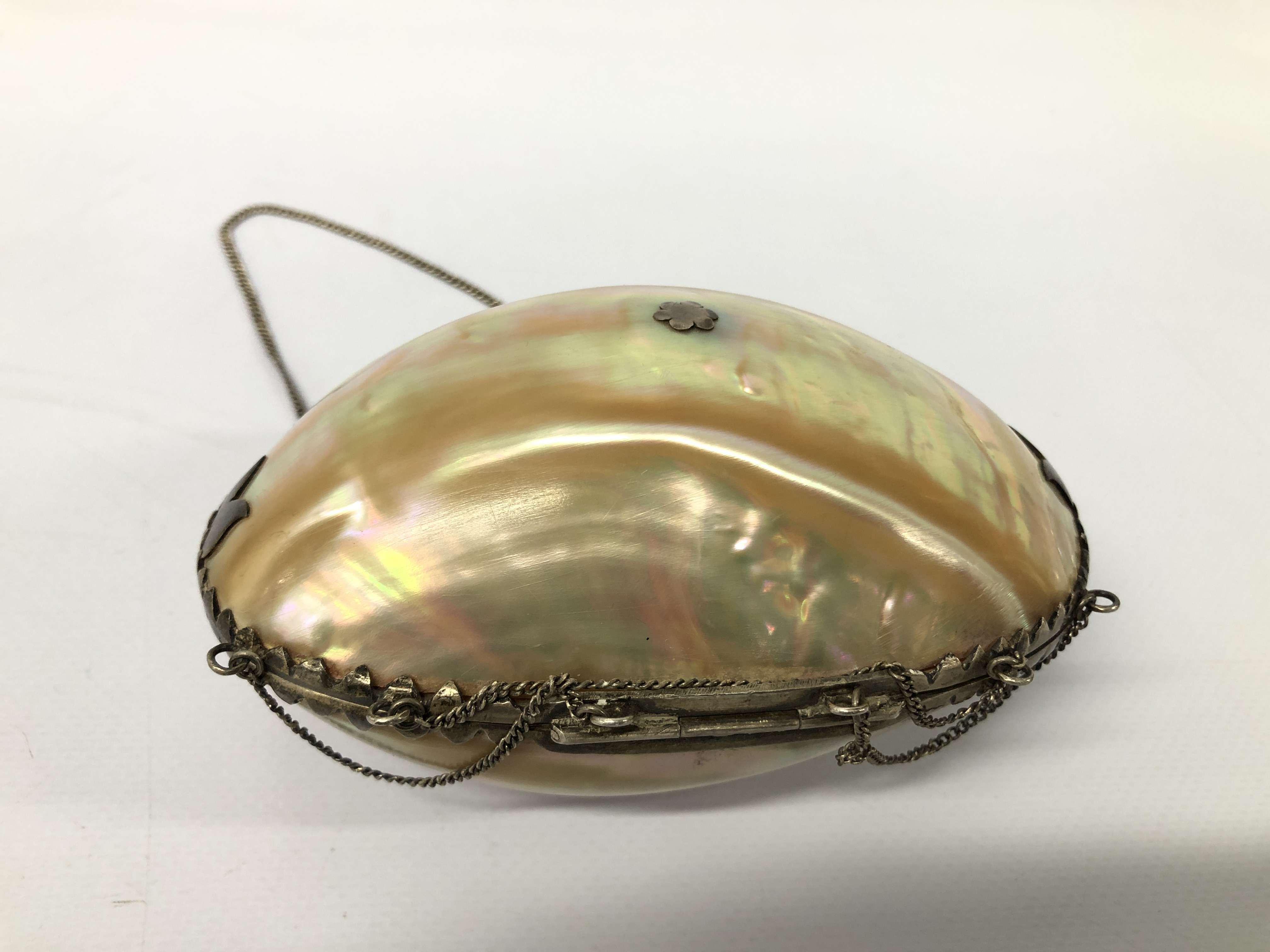 A MOTHER OF PEARL LADIES EVENING PURSE WITH WHITE METAL DETAILING CLASP FITTED WITH INTERIOR MIRROR - Image 3 of 13