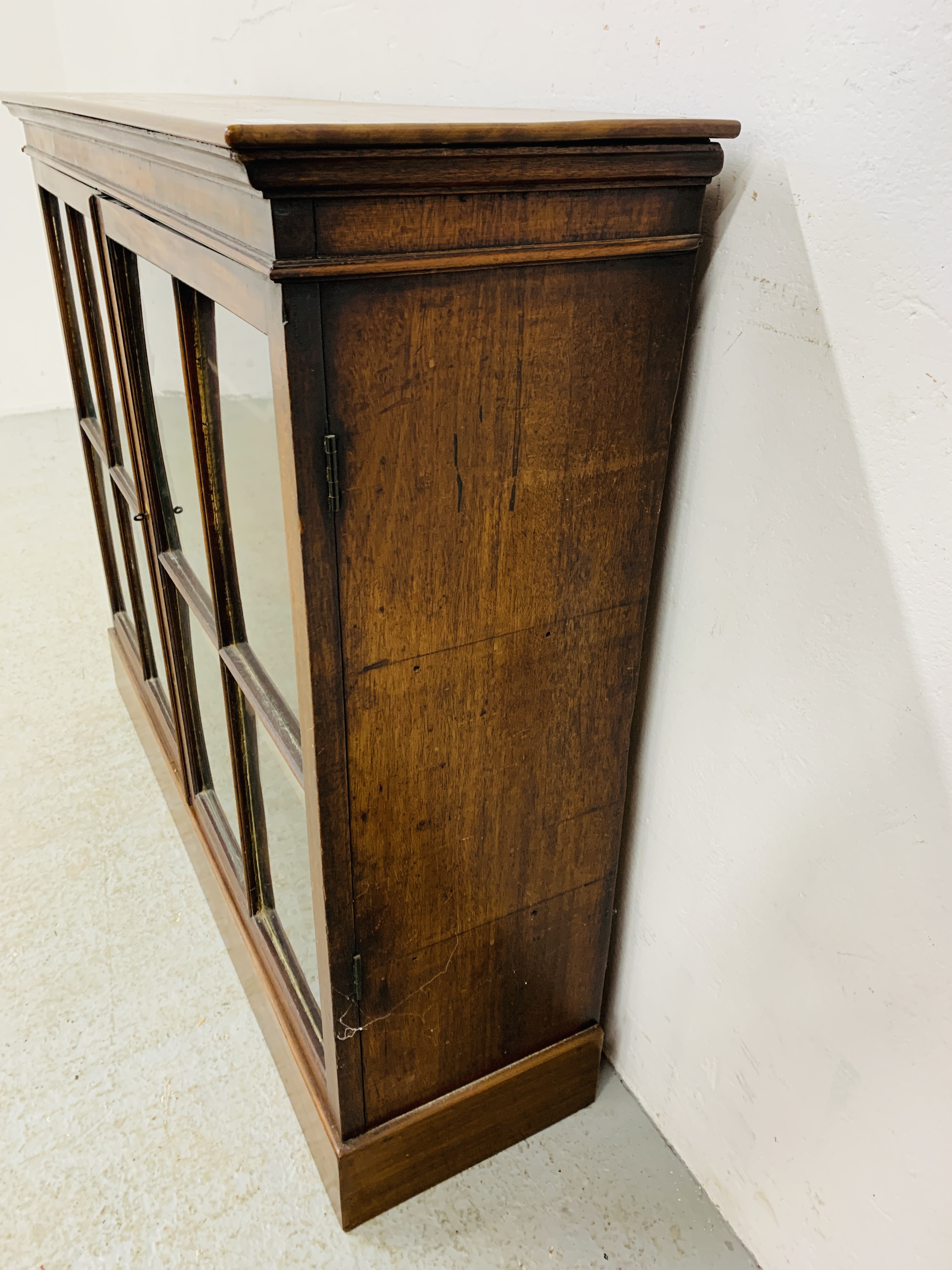 A MAHOGANY TWO DOOR GLAZED DISPLAY CABINET, BEING A TOP HALF OF A BOOKCASE, NOW CONVERTED - W 100CM. - Image 5 of 8