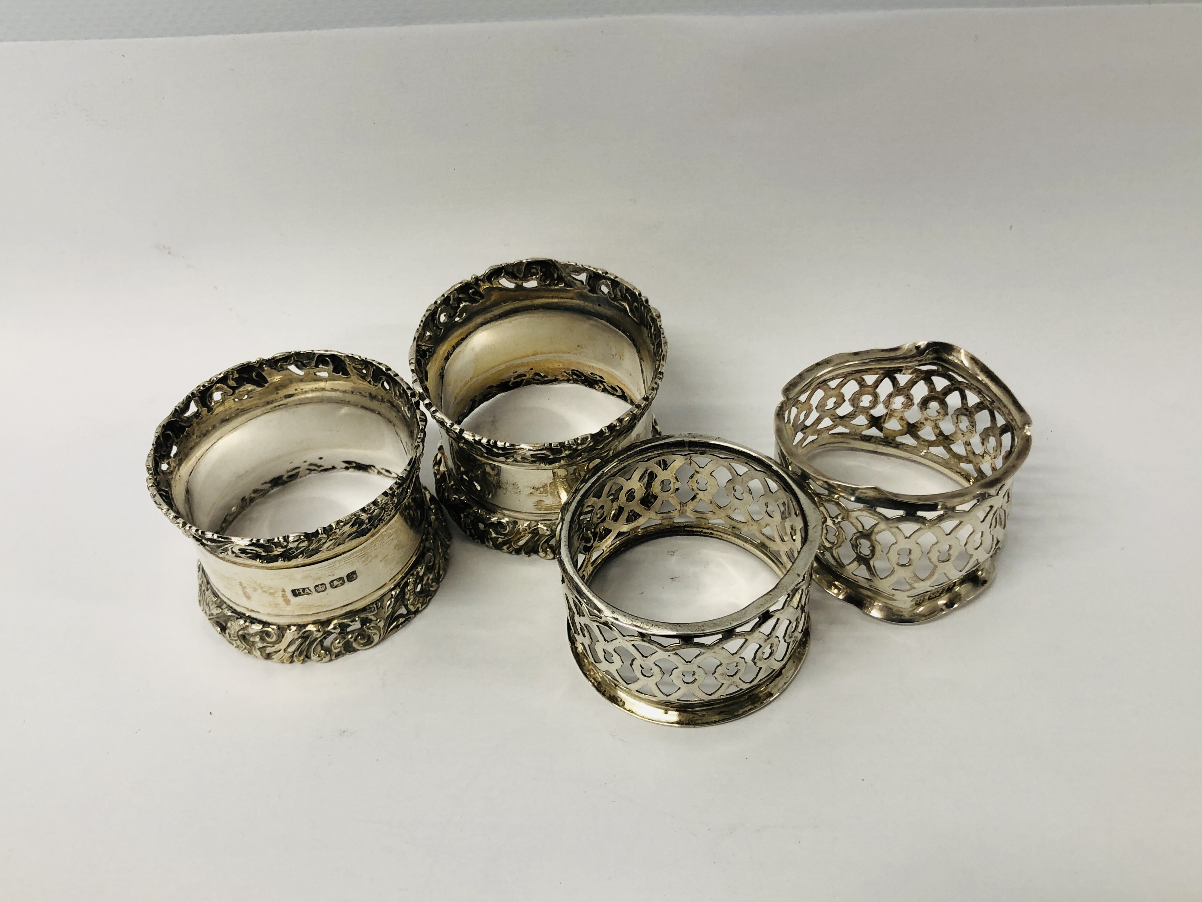 A PAIR OF GOOD QUALITY SILVER NAPKIN RINGS SHEFFIELD ASSAY MAKER H.A. - Image 5 of 7