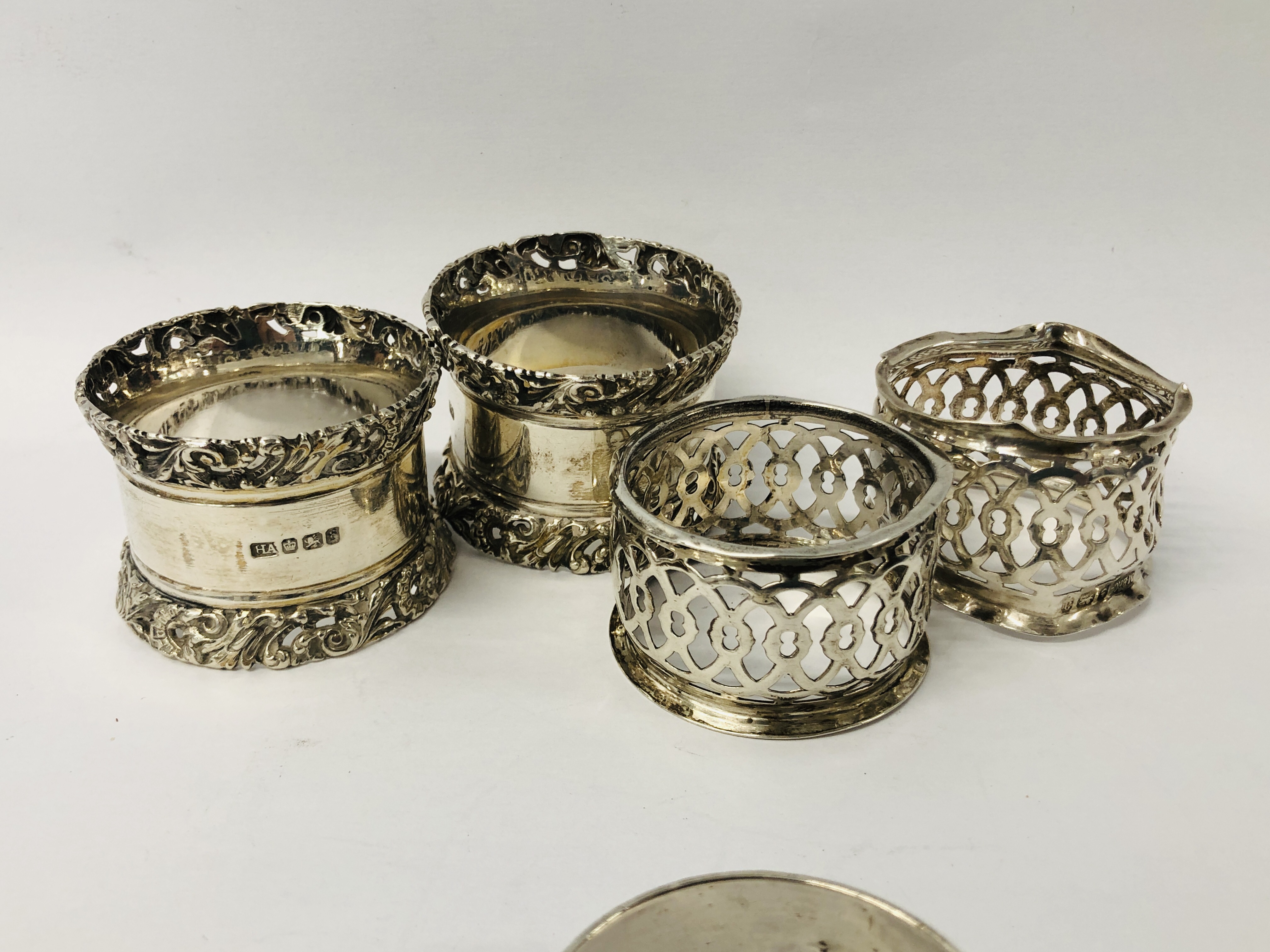 A PAIR OF GOOD QUALITY SILVER NAPKIN RINGS SHEFFIELD ASSAY MAKER H.A. - Image 4 of 7