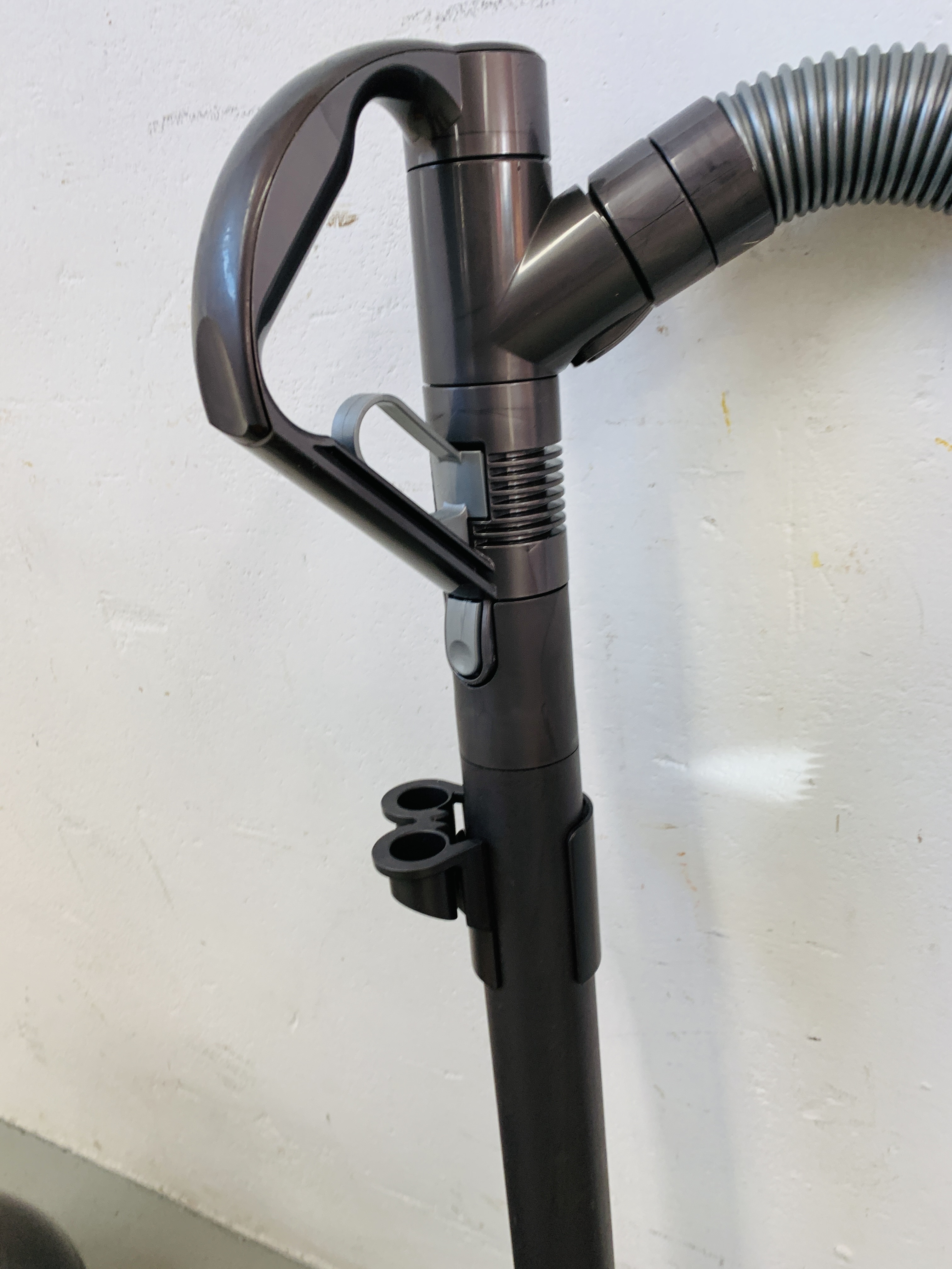 A DYSON DC39 VACUUM CLEANER - SOLD AS SEEN - Image 4 of 5