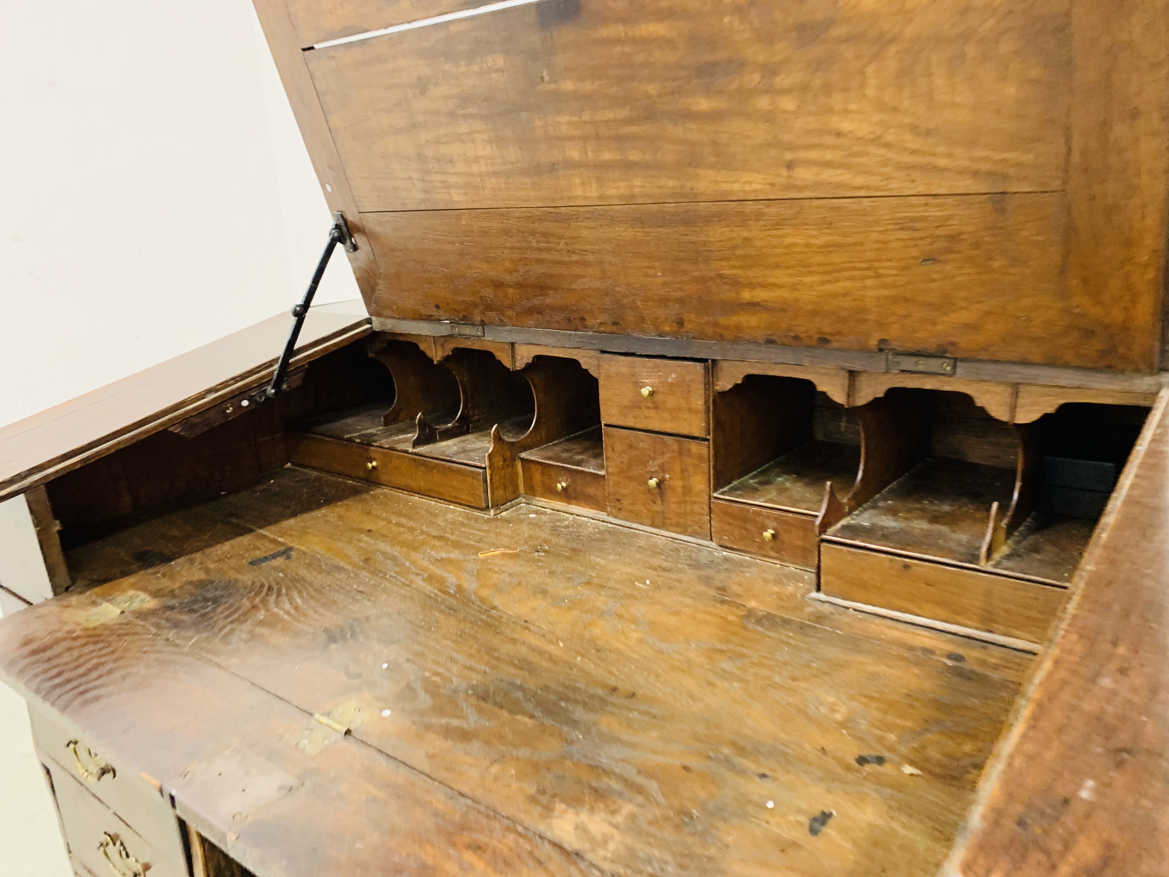 AN C18TH OAK SLOPED TOP KNEEHOLE DESK WITH FITTED INTERIOR AND EIGHT DRAWERS - D 120CM. W 68CM. - Image 7 of 15