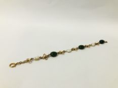 AN ORNATE BRACELET MARKED 15C SET WITH ALTERNATING GREEN STONES AND PEARLS