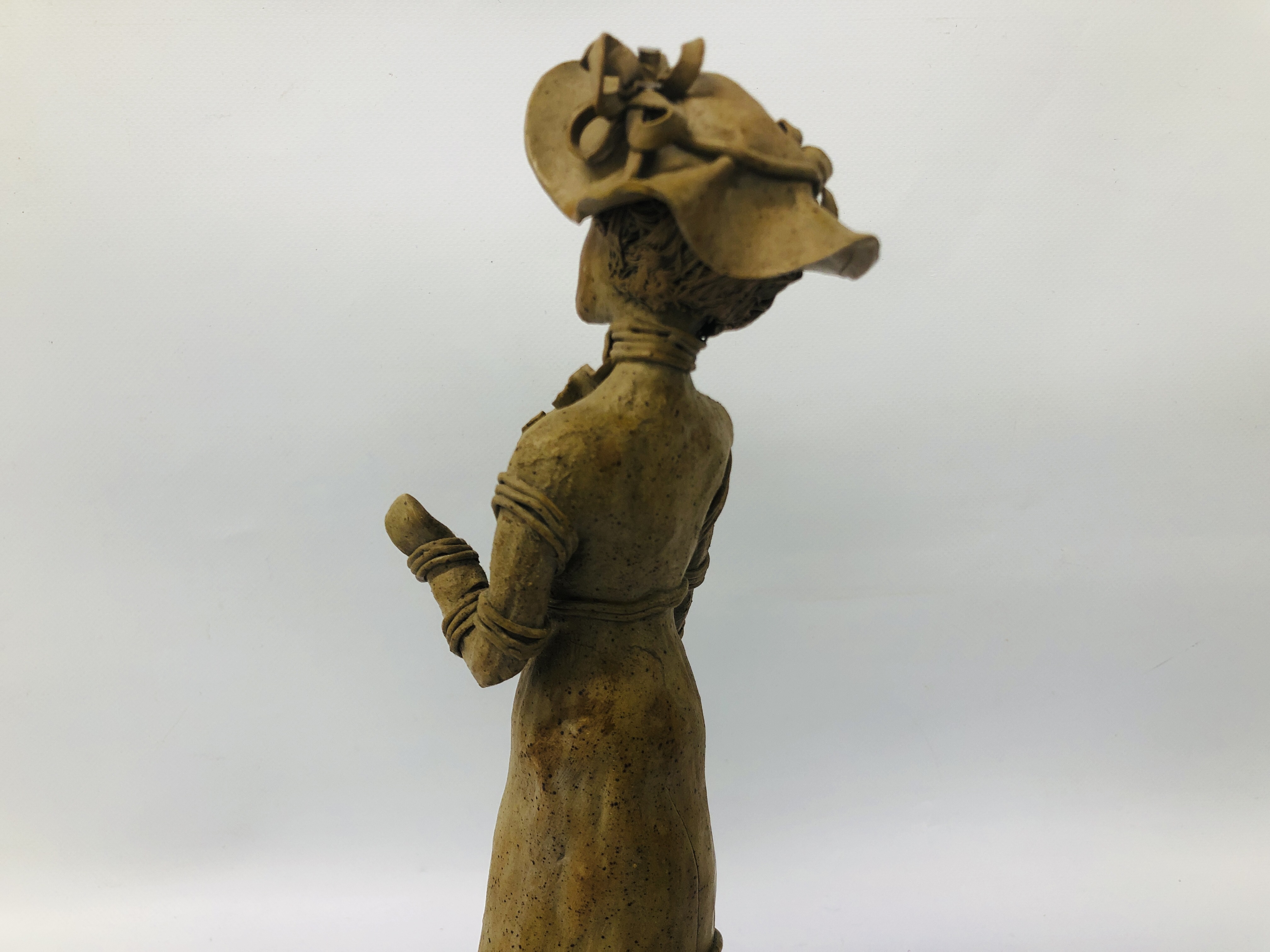 STUDIO POTTERY STUDIO "A FACELESS LADY" BEARING SIGNATURE S. - Image 6 of 10