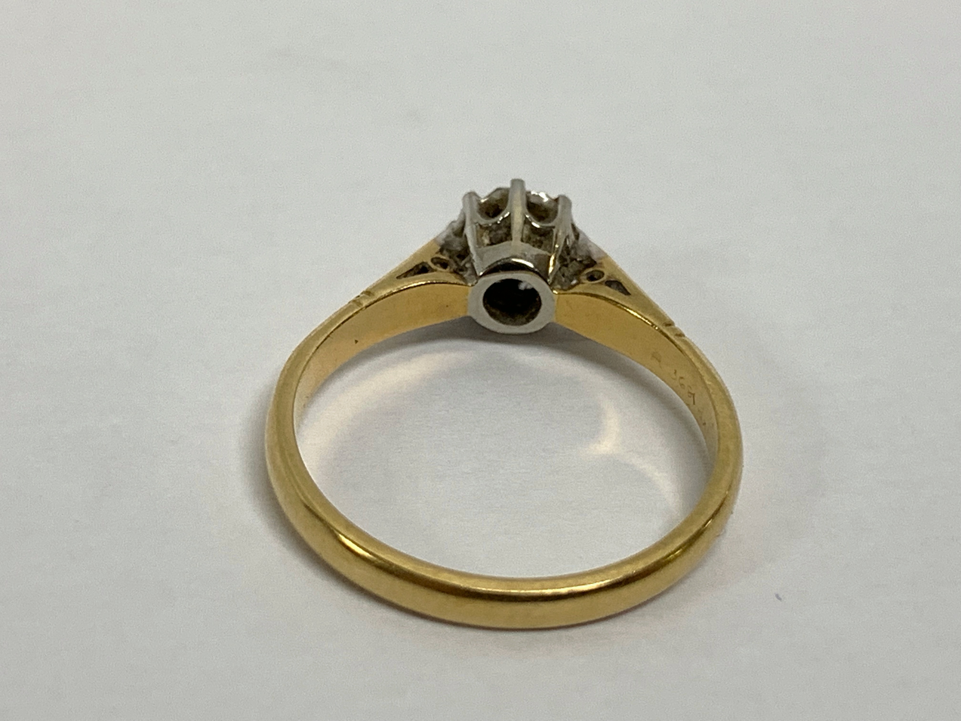 AN 18CT GOLD SOLITAIRE DIAMOND RING (2. - Image 2 of 11