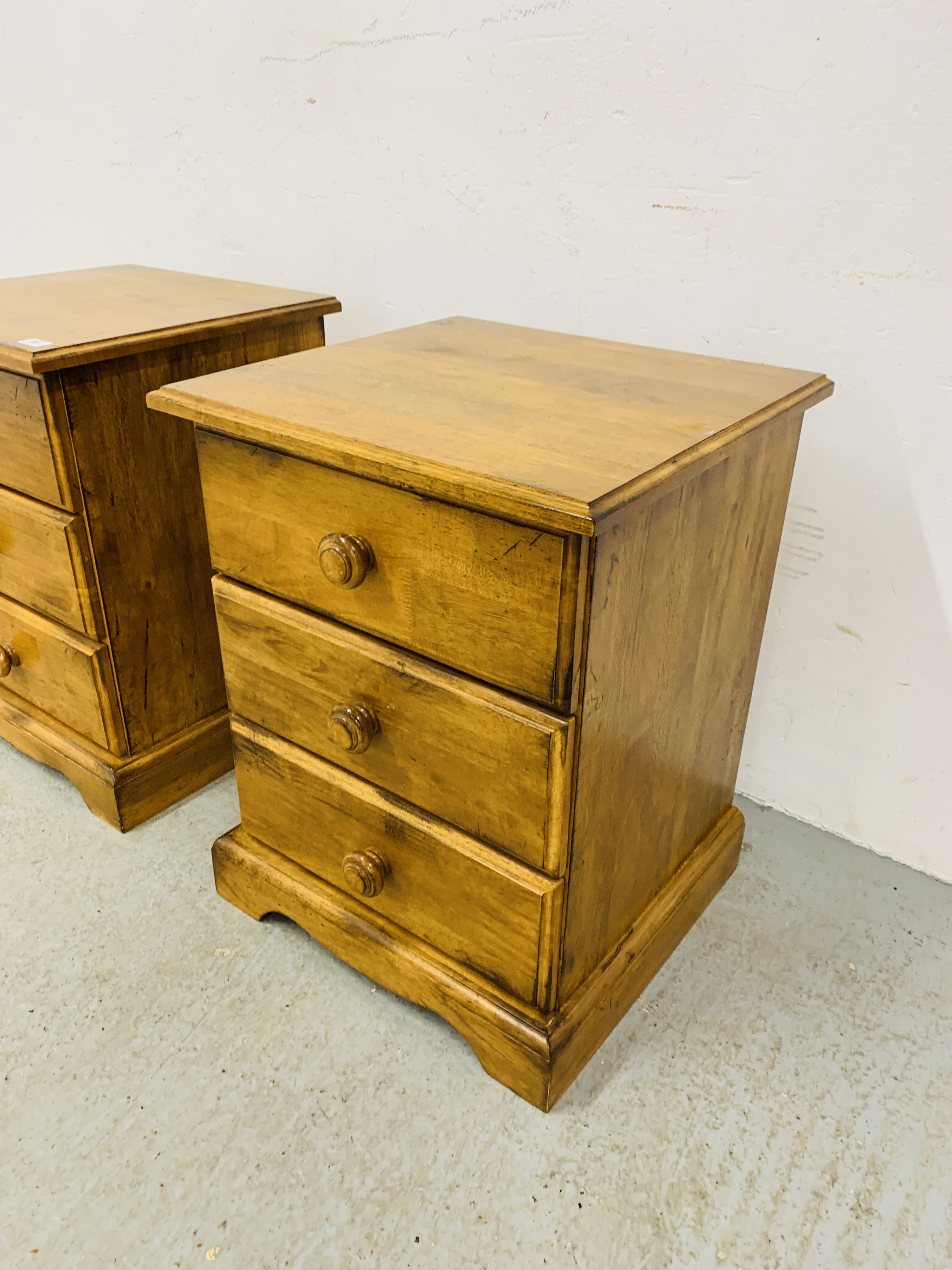 PAIR OF MODERN HARDWOOD 3 DRAWER BEDSIDE CHESTS, WITH TURNED HANDLES - W 49CM. D 46CM. H 63CM. - Image 2 of 6