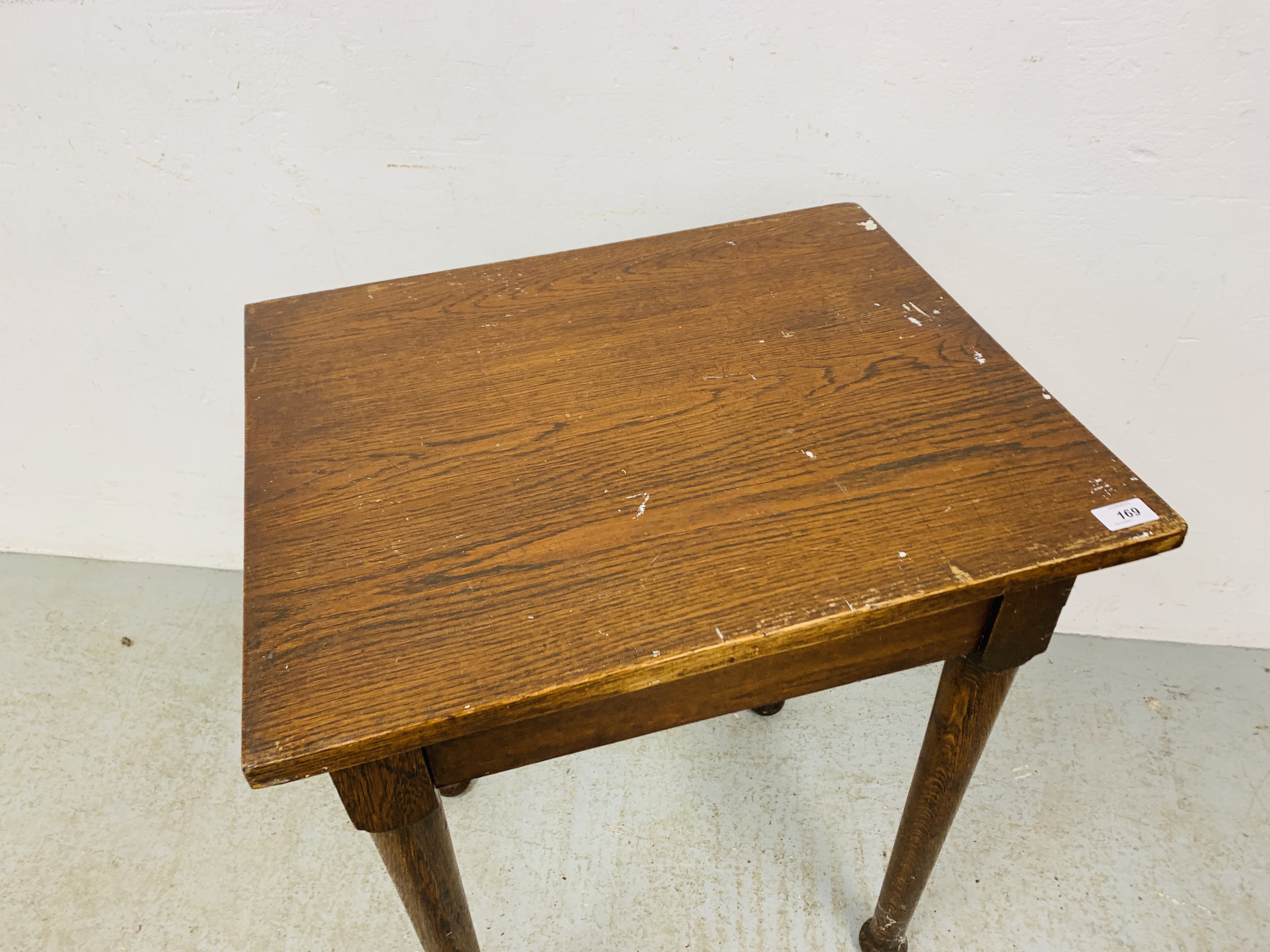 AN EDWARDIAN OAK RECTANGULAR OCCASIONAL TABLE - Image 2 of 5