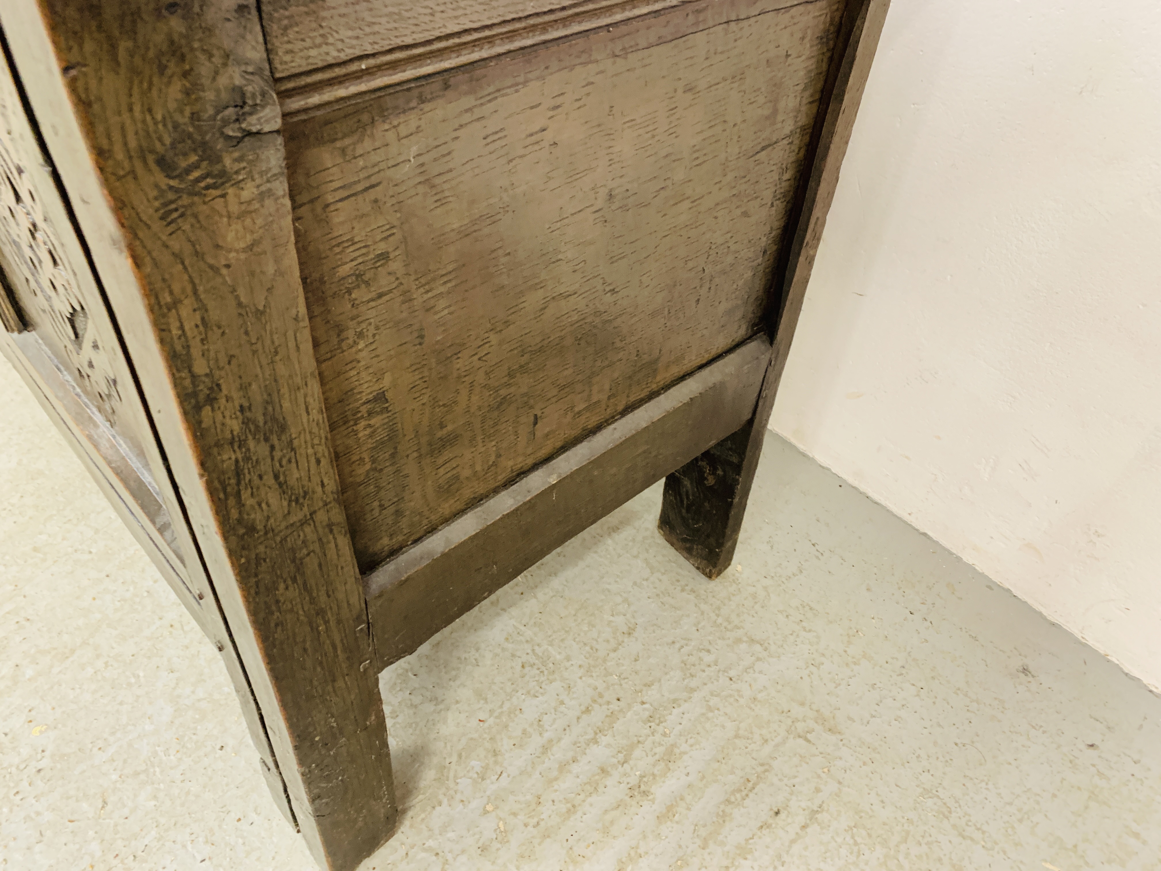 A LATE C17TH OAK COFFER, - Image 8 of 17
