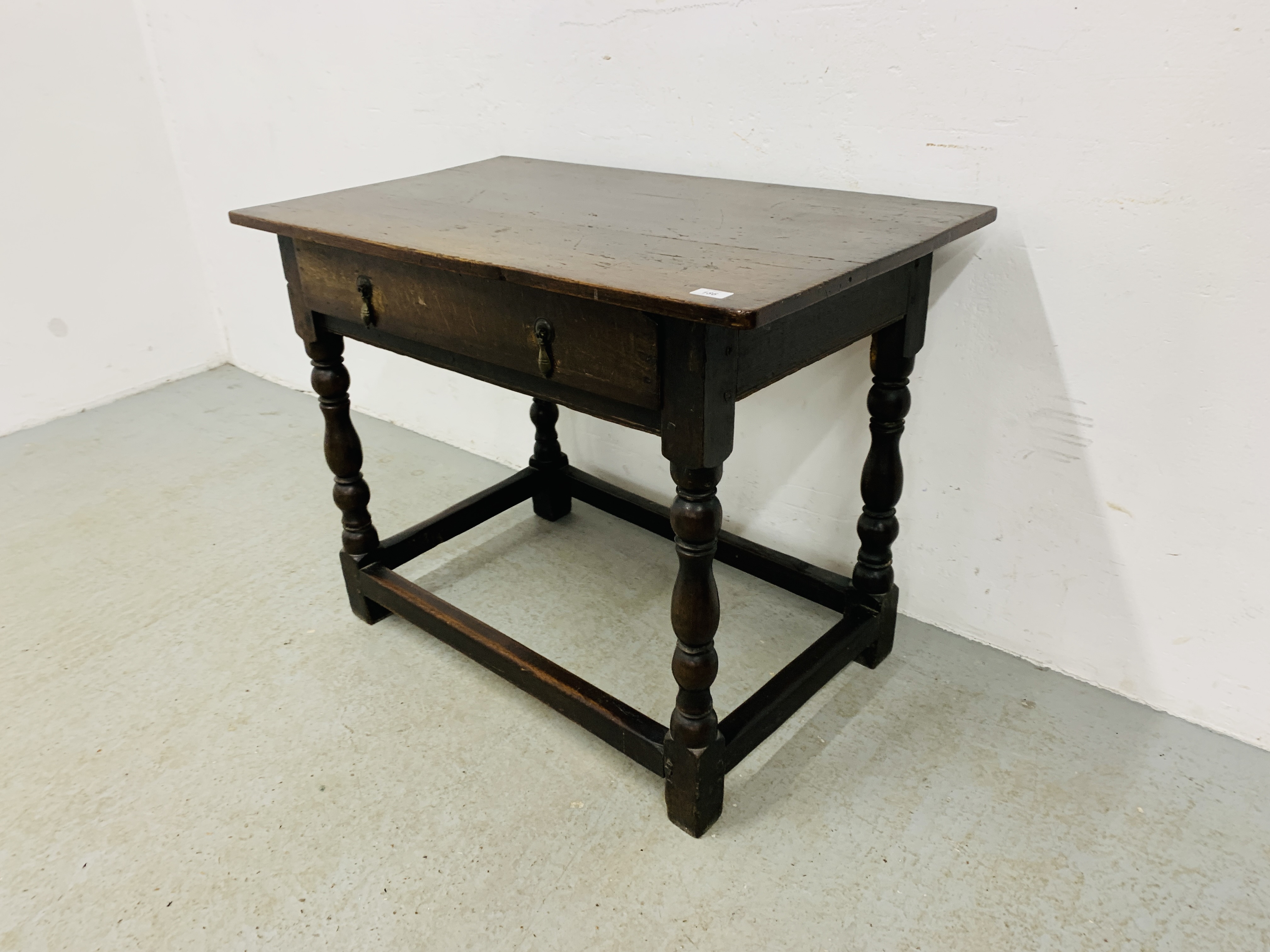 AN ANTIQUE OAK SINGLE DRAWER SIDE TABLE TURNED SUPPORTS, STRETCHES TO BASE W 91CM, D 54CM, - Image 3 of 8