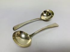 A PAIR OF GEORGE III OLD ENGLISH PATTERN SILVER SAUCE LADLES (105g)