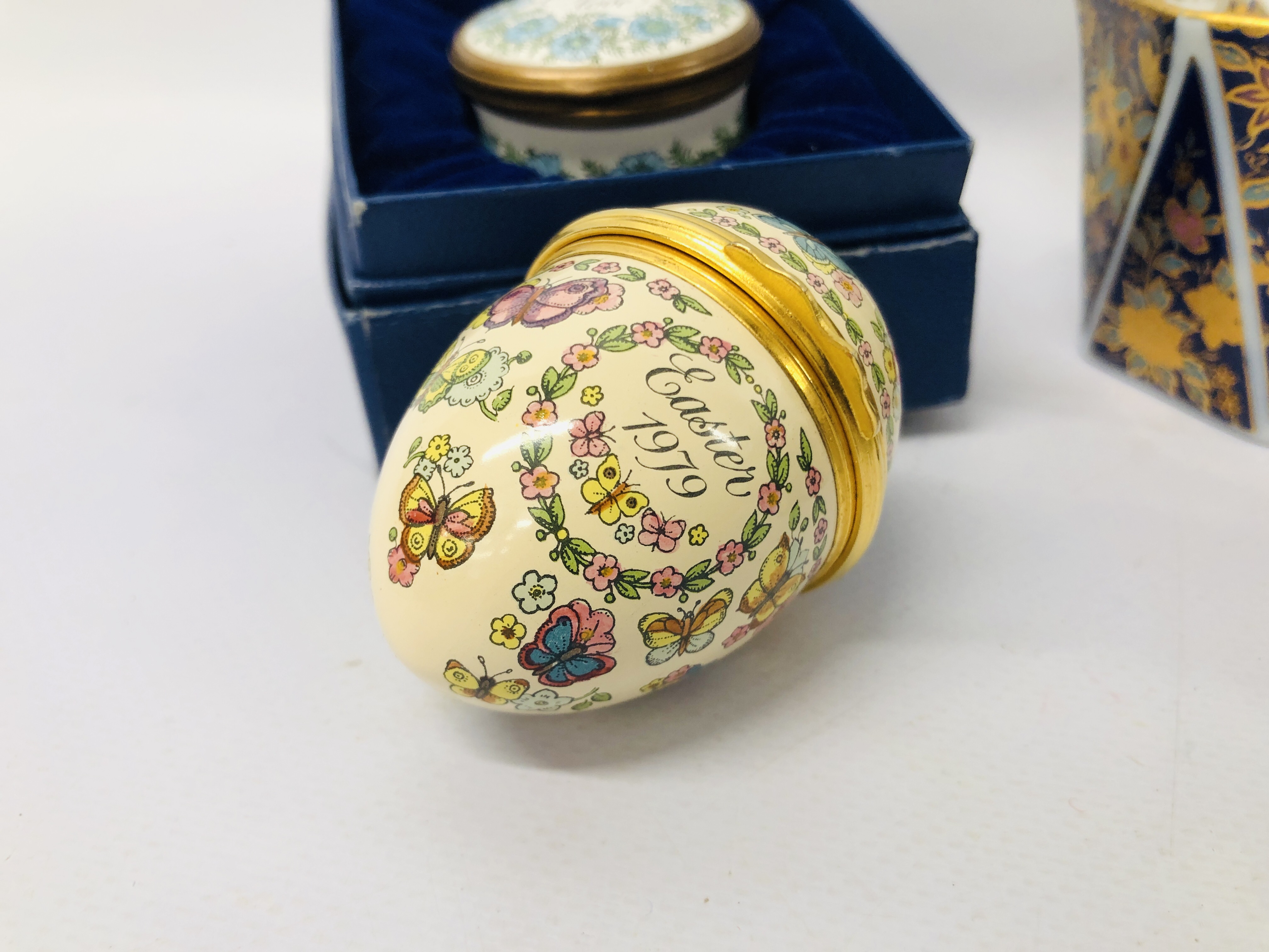 BOX OF COLLECTIBLES TO INCLUDE 2 X HALCYON DAYS ENAMELLED TRINKET BOXES, CLOISONNE LIDDED POT, - Image 4 of 11