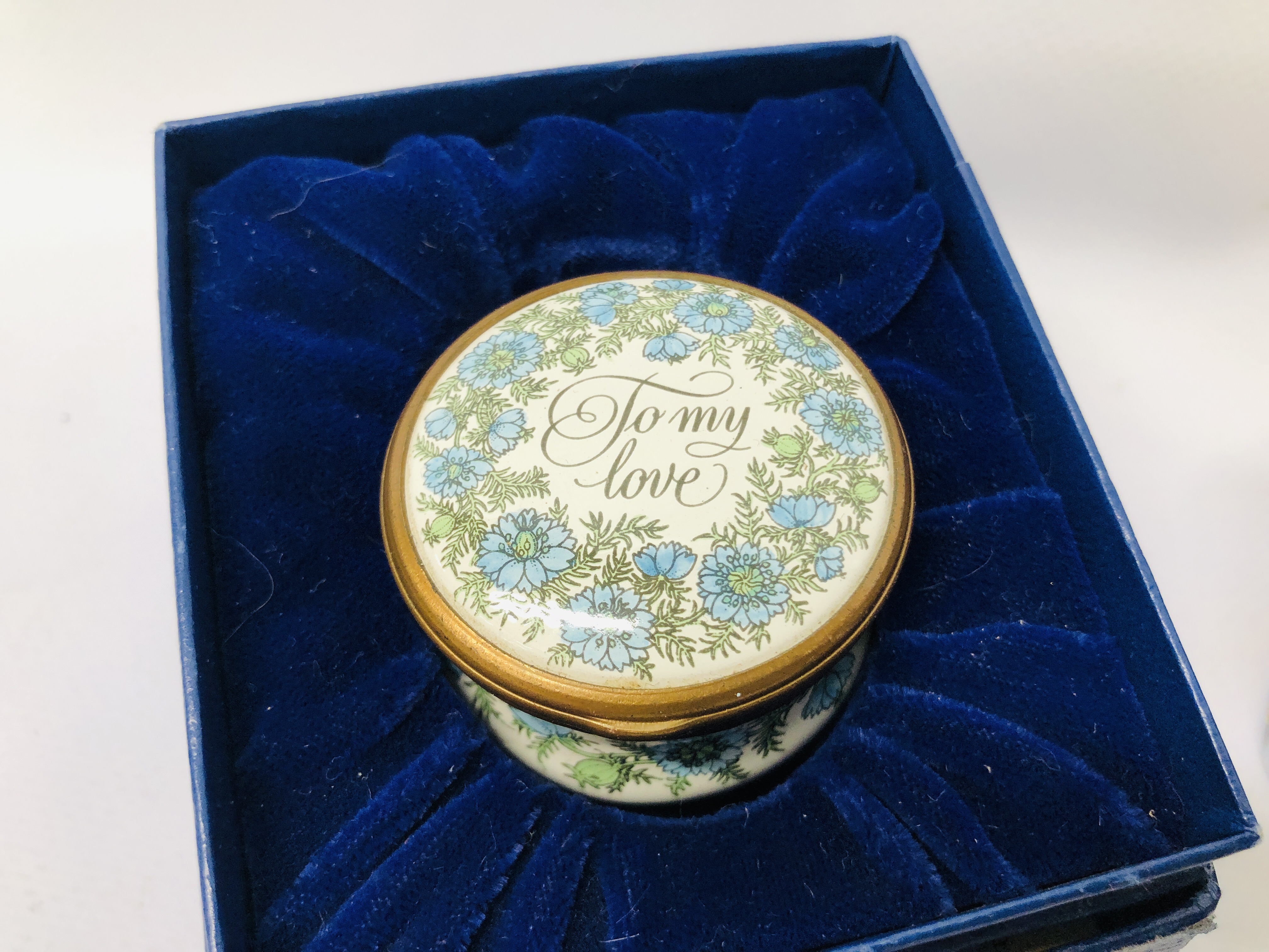 BOX OF COLLECTIBLES TO INCLUDE 2 X HALCYON DAYS ENAMELLED TRINKET BOXES, CLOISONNE LIDDED POT, - Image 5 of 11