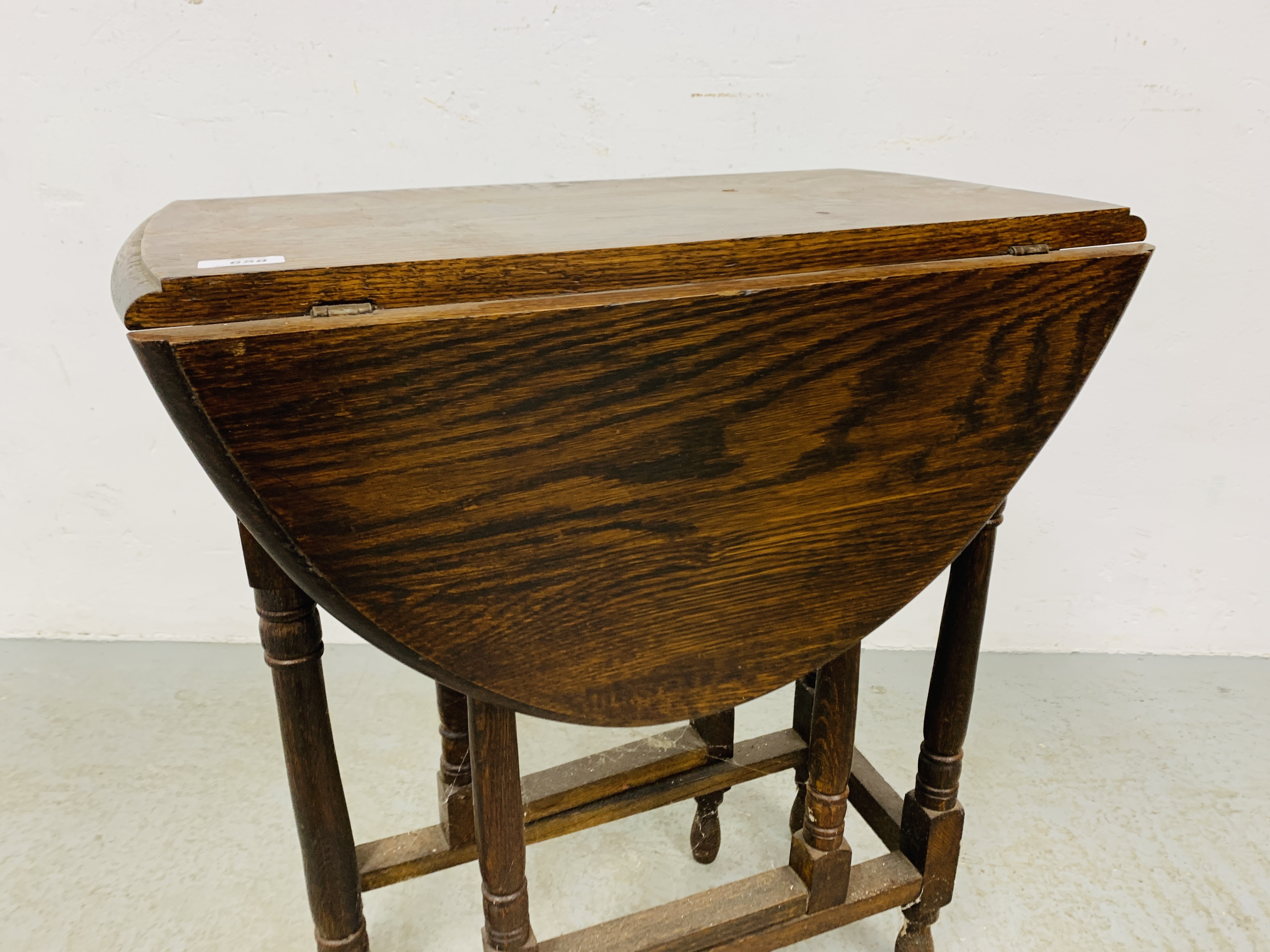 EARLY 20th CENTURY SMALL OAK DROP LEAF TABLE ON TURNED LEGS - H 72CM. W 60CM. - Image 3 of 5