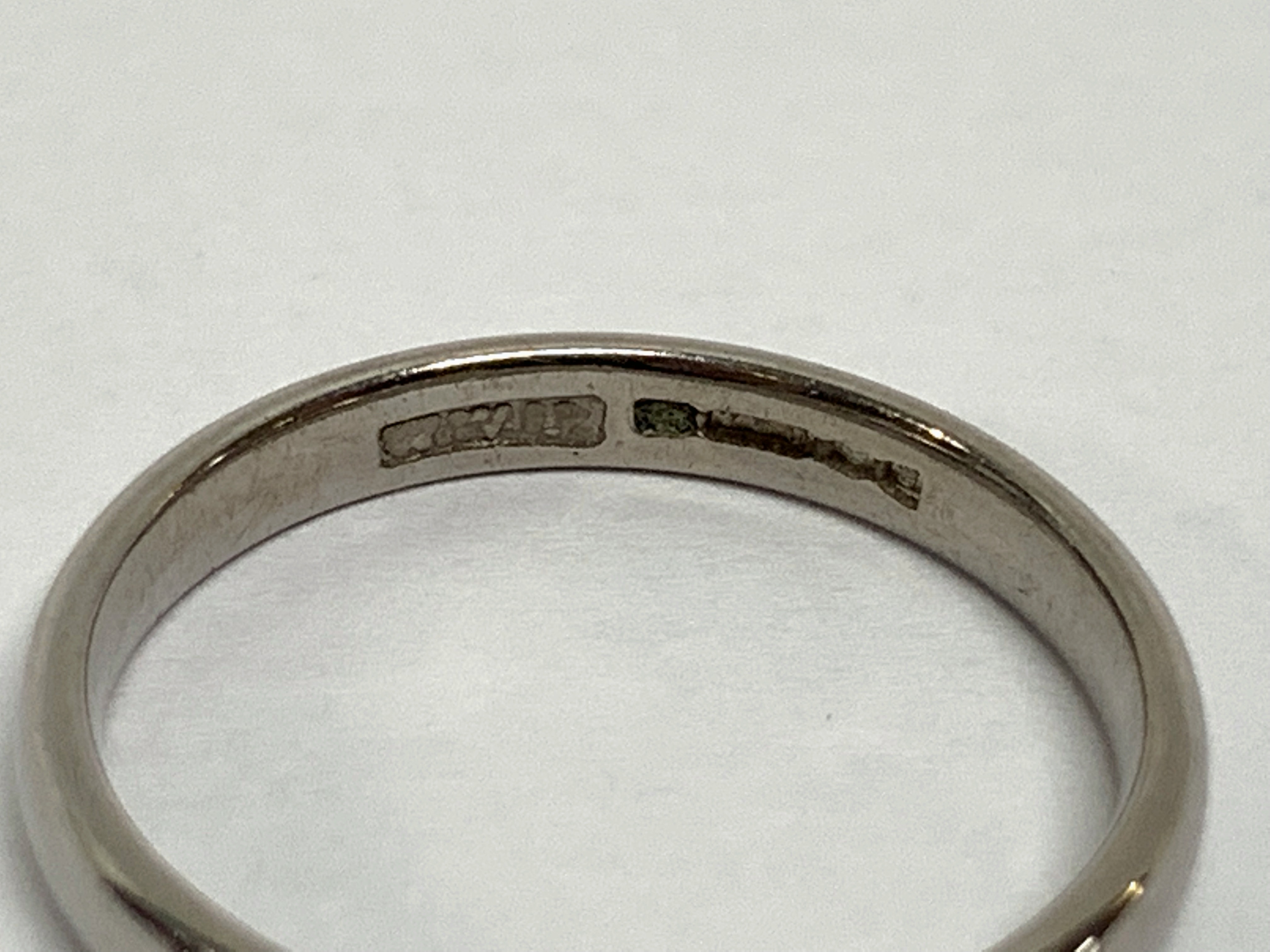 TWO 18CT WEDDING BANDS + AND 18CT ENGRAVED SIGNET RING (17. - Bild 6 aus 18