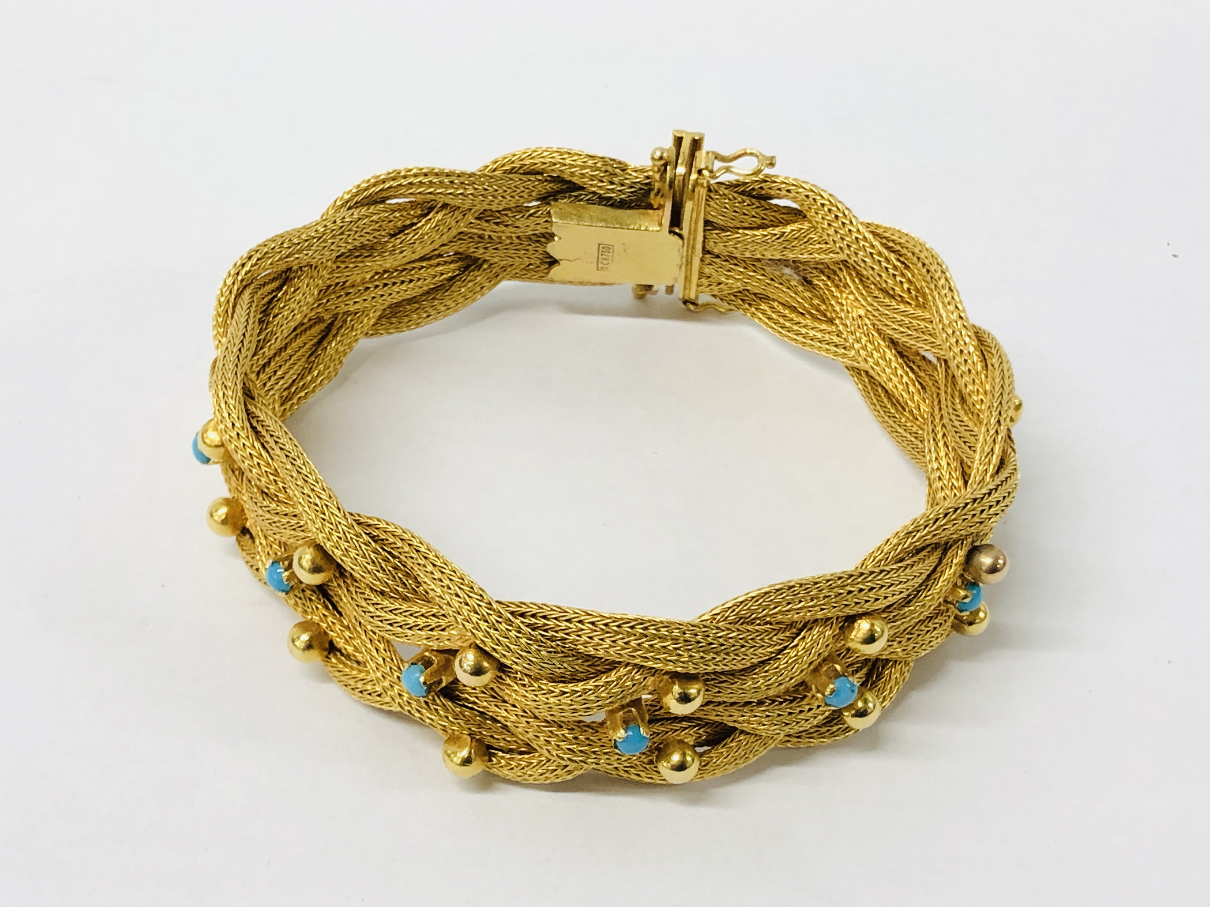 A ROPE TWIST BRACELET SET WITH TINY TURQUOISE STONES, THE CLASP MARKED 750. - Image 3 of 10