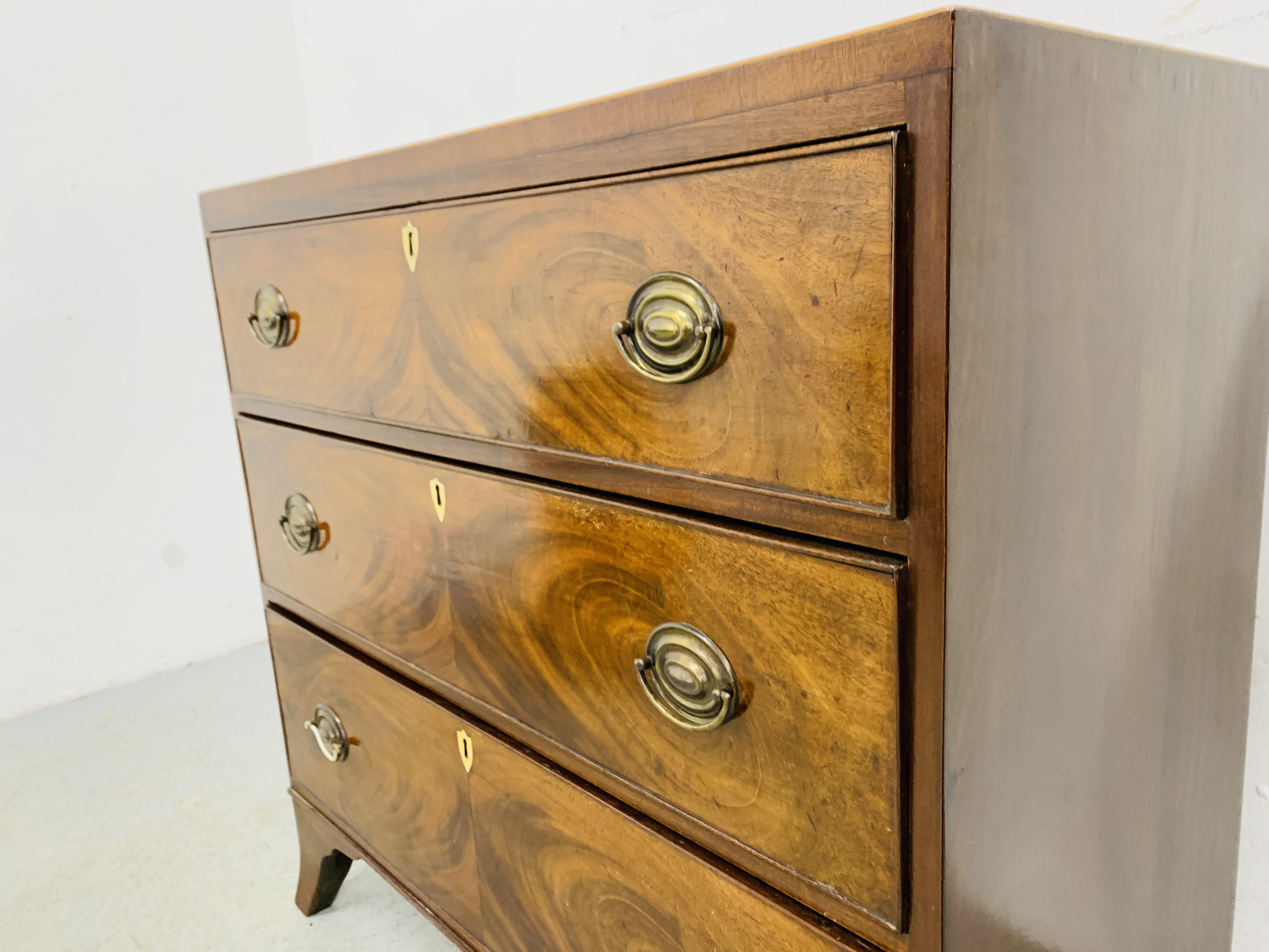 AN EARLY C19TH VINTAGE FLAME MAHOGANY 3 DRAWER CHEST, OVAL BRASS HANDLES ON SPLAYED LEGS - W 89CM. - Image 7 of 10