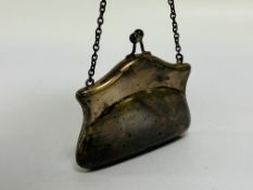 A SILVER PURSE ON CHAIN,