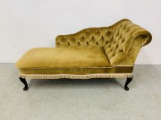 A SMALL VELOUR UPHOLSTERED CHAISE LONGUE - LENGTH 136CM. DEPTH 56CM.