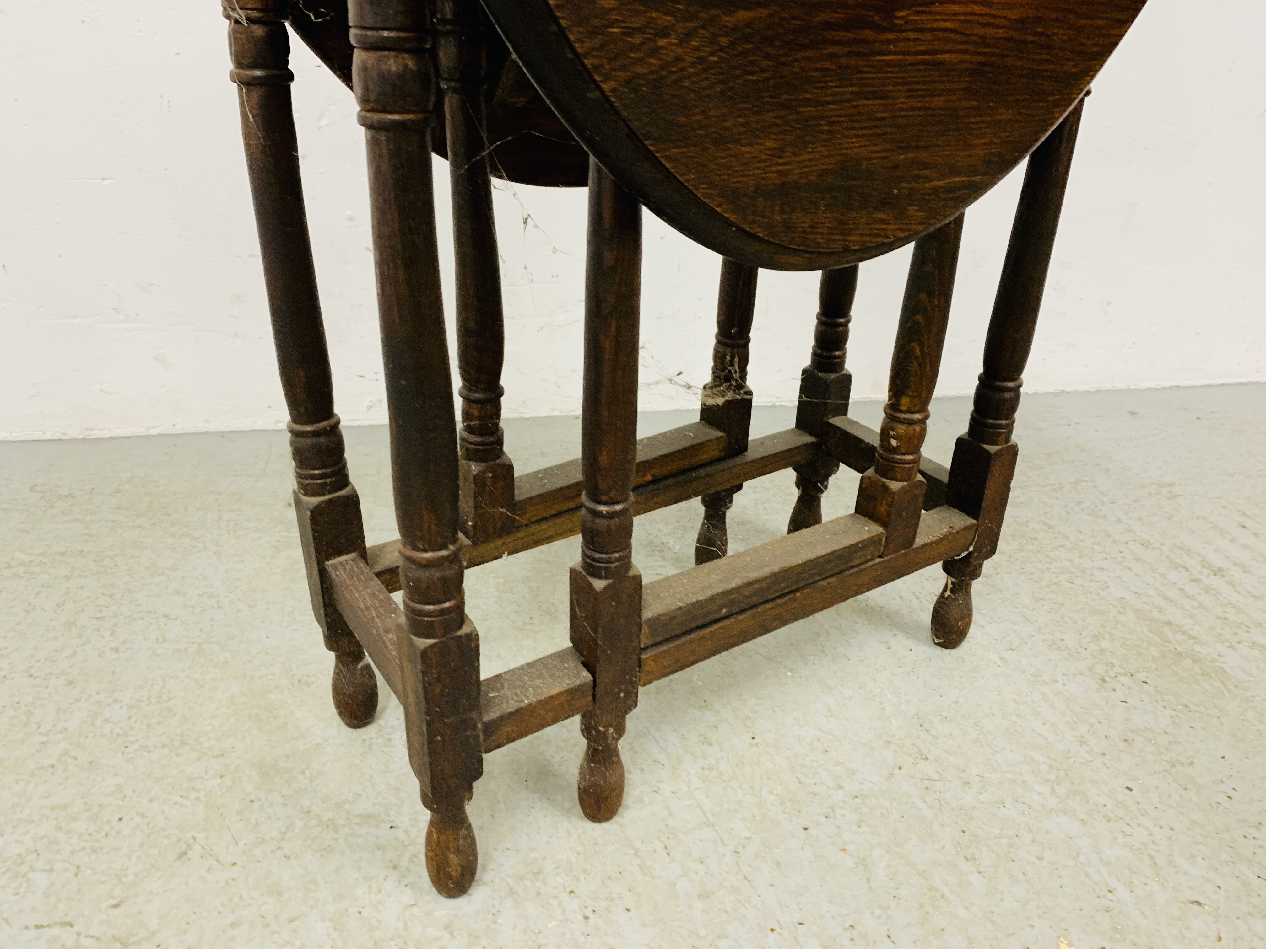 EARLY 20th CENTURY SMALL OAK DROP LEAF TABLE ON TURNED LEGS - H 72CM. W 60CM. - Image 4 of 5