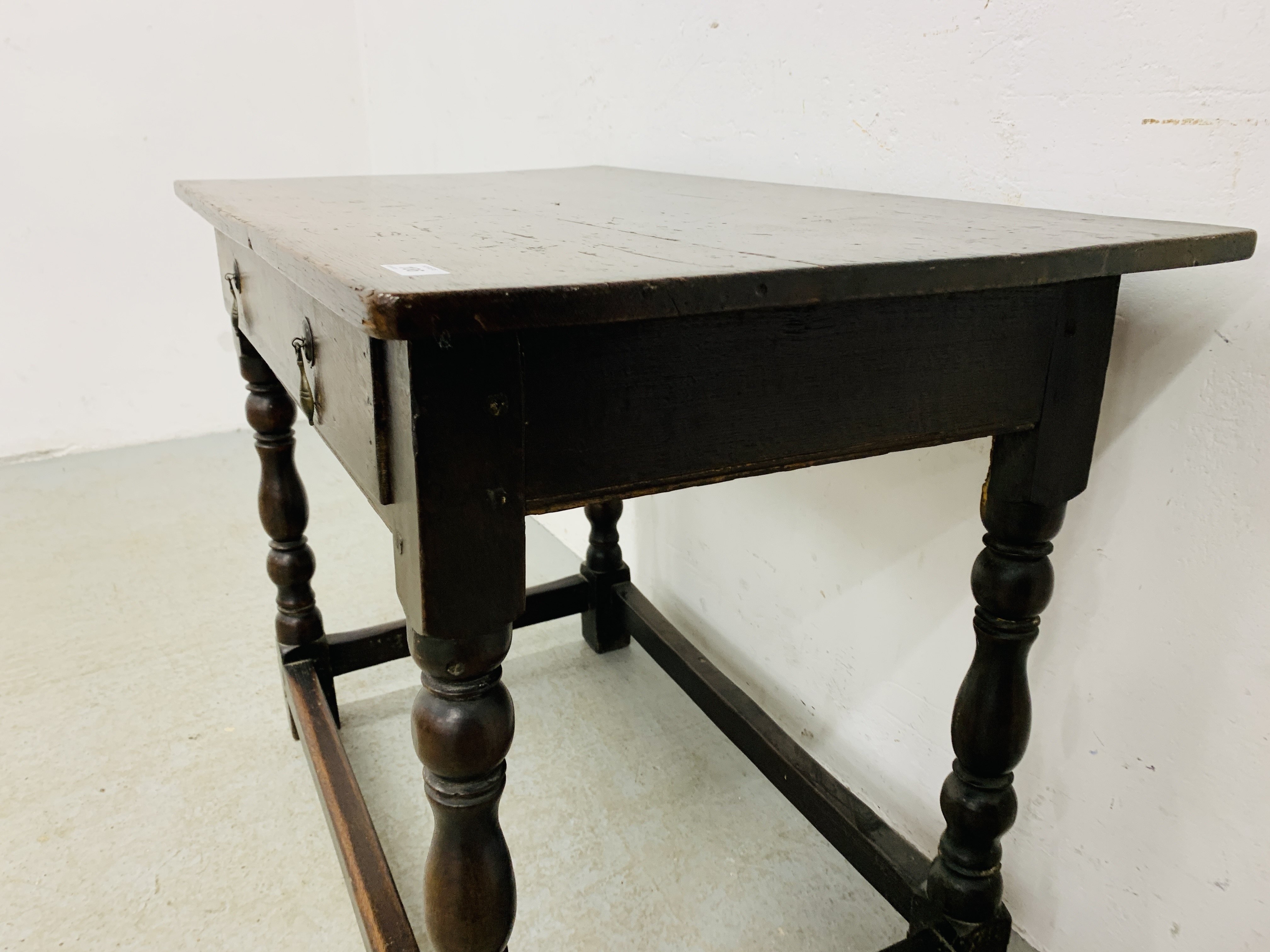 AN ANTIQUE OAK SINGLE DRAWER SIDE TABLE TURNED SUPPORTS, STRETCHES TO BASE W 91CM, D 54CM, - Image 5 of 8