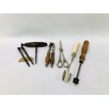 6 X VINTAGE KITCHEN ITEMS / UTENSILS TO INCLUDE STILTON / CHEESE SCOOP, CORKSCREW, NUT CRACKERS ETC.