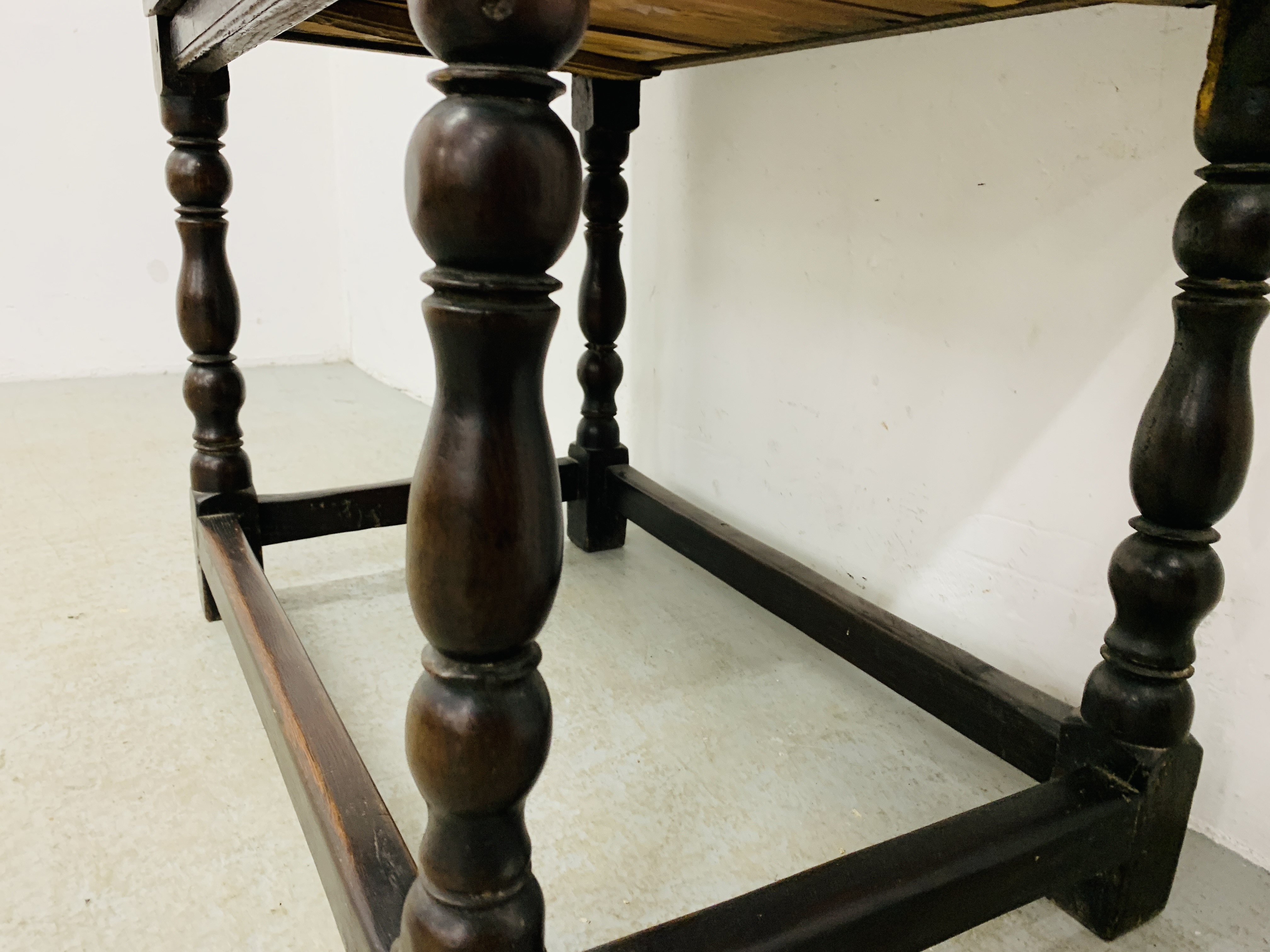 AN ANTIQUE OAK SINGLE DRAWER SIDE TABLE TURNED SUPPORTS, STRETCHES TO BASE W 91CM, D 54CM, - Image 7 of 8