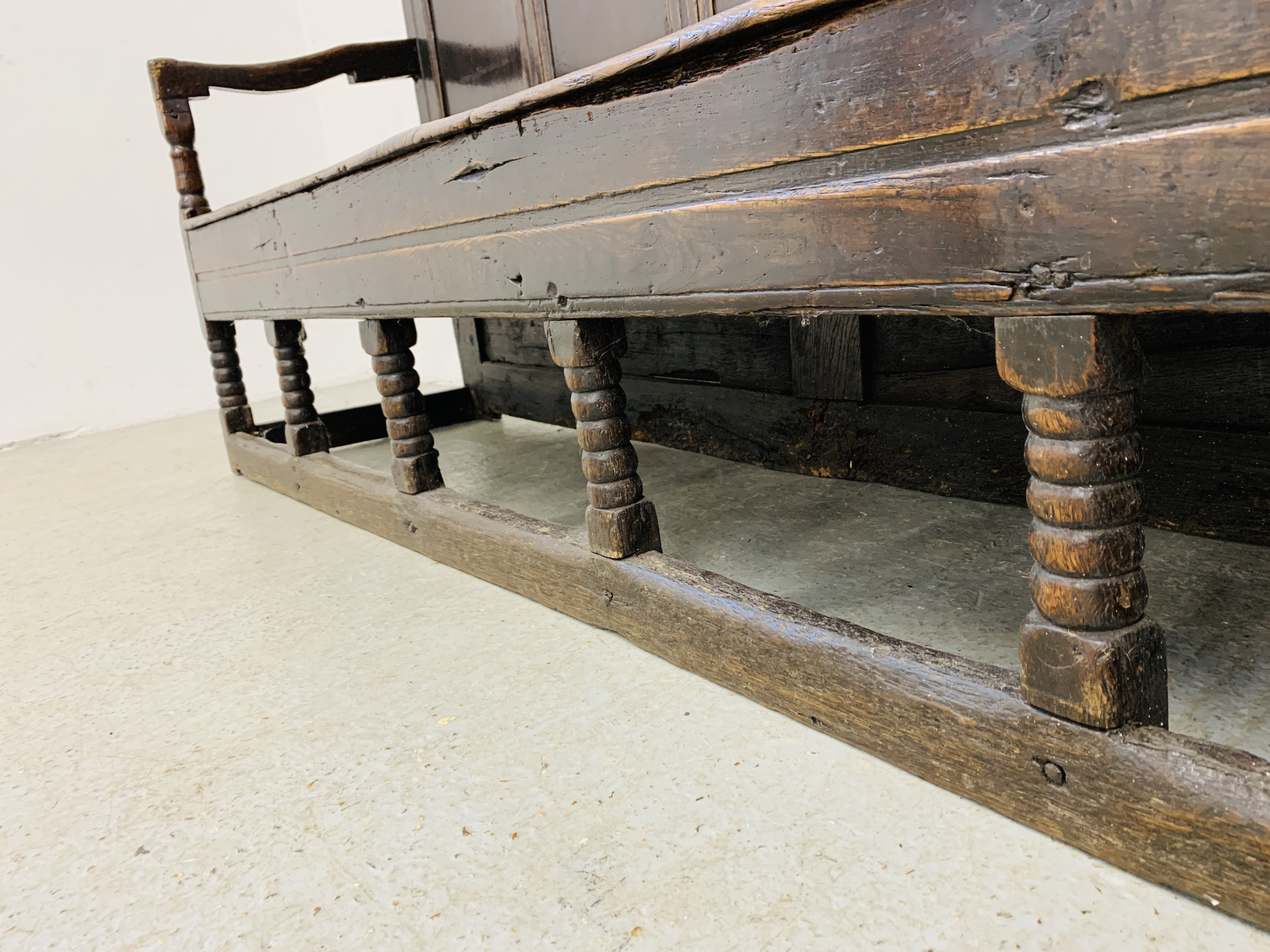 AN EARLY C18TH OAK SETTLE WITH FIVE PANELLED BACK ON BOBBIN TURNED SUPPORTS - W 197CM. D 50CM. - Image 6 of 22