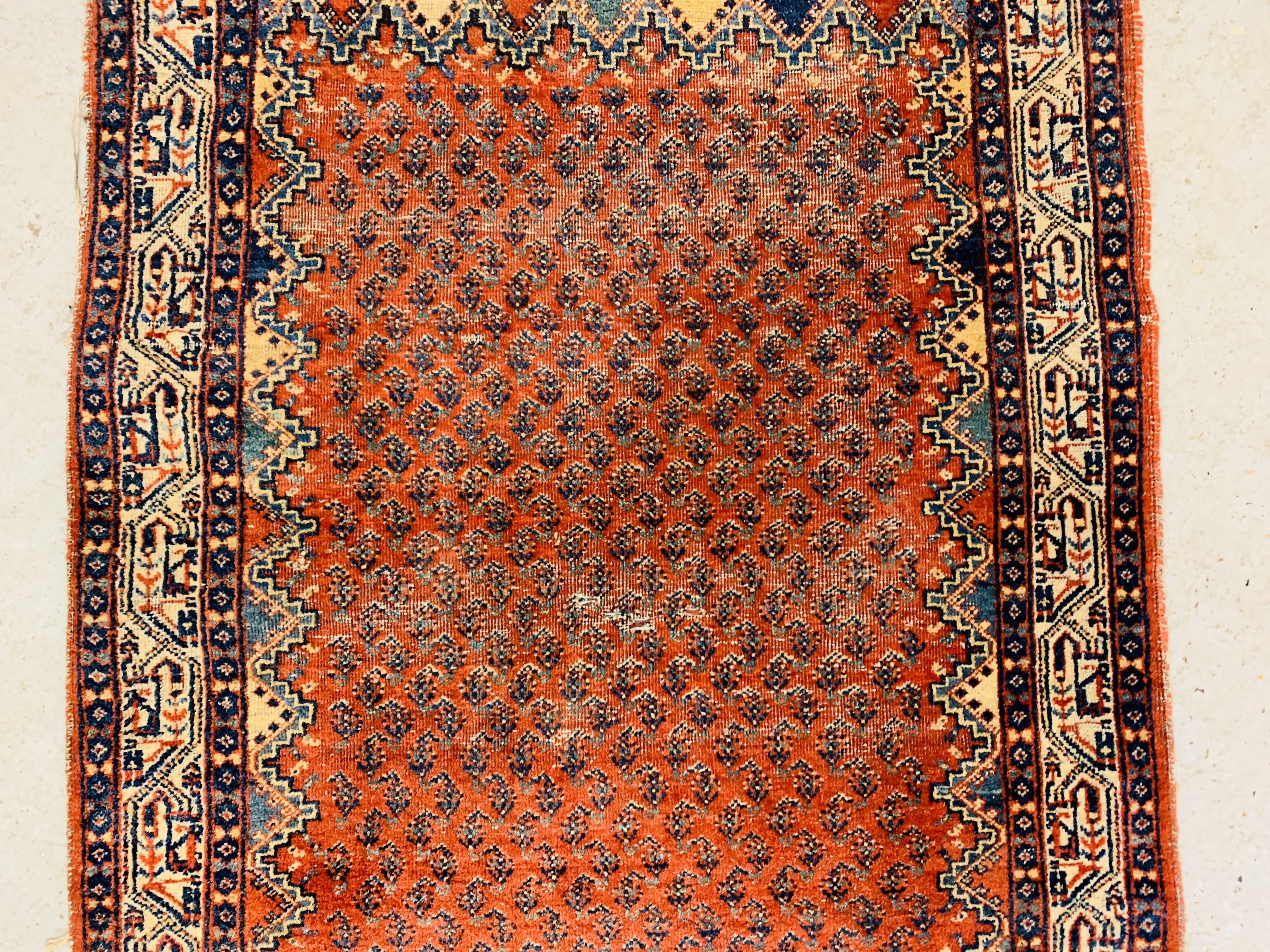 AN EASTERN RED / BLUE PATTERNED RUG - 162 X 103CM. - Image 4 of 6