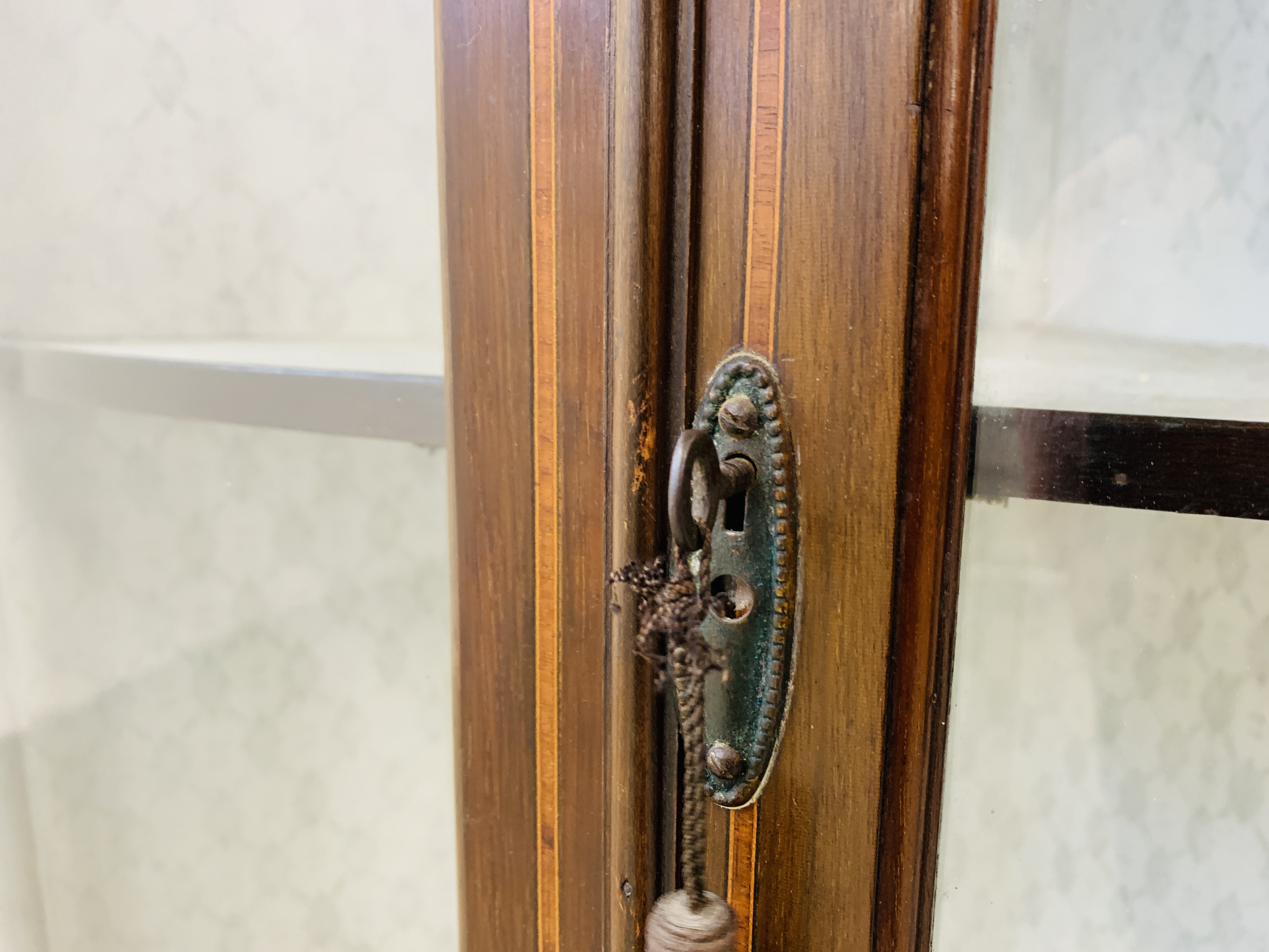 AN EDWARDIAN MAHOGANY BOW FRONTED DISPLAY CABINET W 74CM, - Image 7 of 8