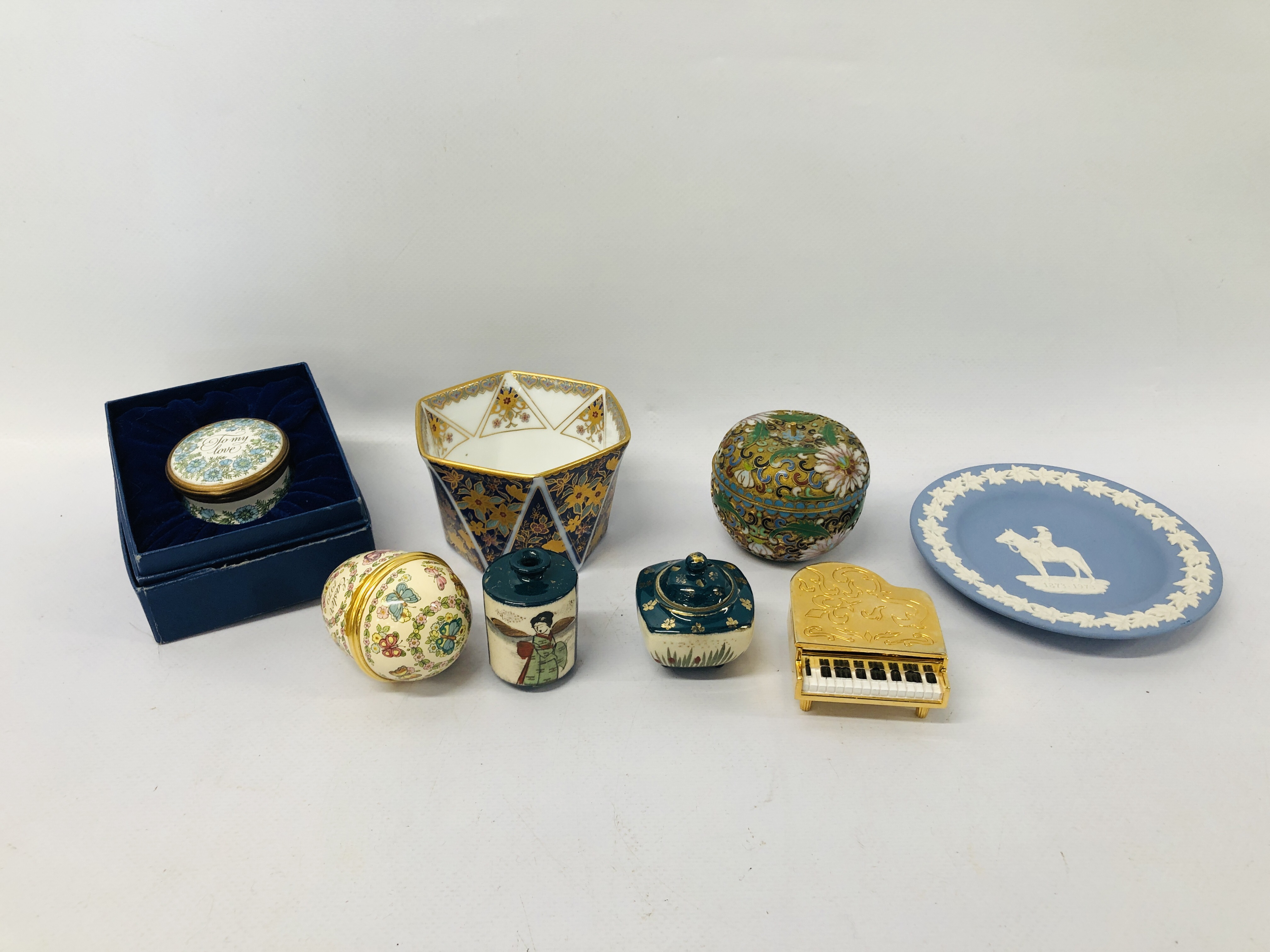 BOX OF COLLECTIBLES TO INCLUDE 2 X HALCYON DAYS ENAMELLED TRINKET BOXES, CLOISONNE LIDDED POT,