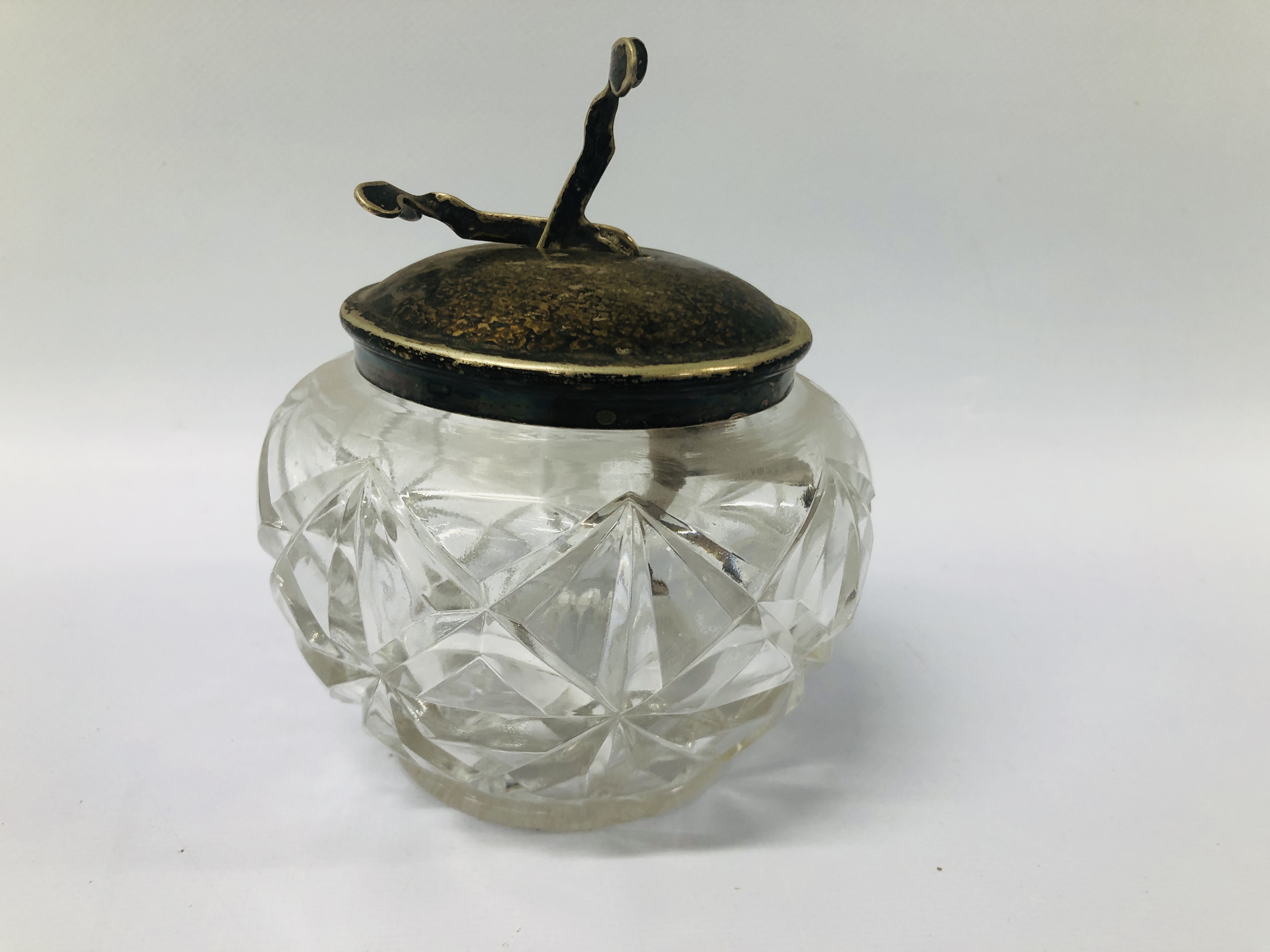 SET OF 4 SILVER CUT GLASS SALTS (1 A/F) ALONG WITH A VINTAGE GLASS SUGAR BOWL WITH BUILT IN PLATED - Image 6 of 8