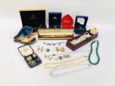 A SMALL COLLECTION OF MIXED COSTUME JEWELLERY INCLUDING 9CT SIGNET RING, SILVER RING, WATCH,