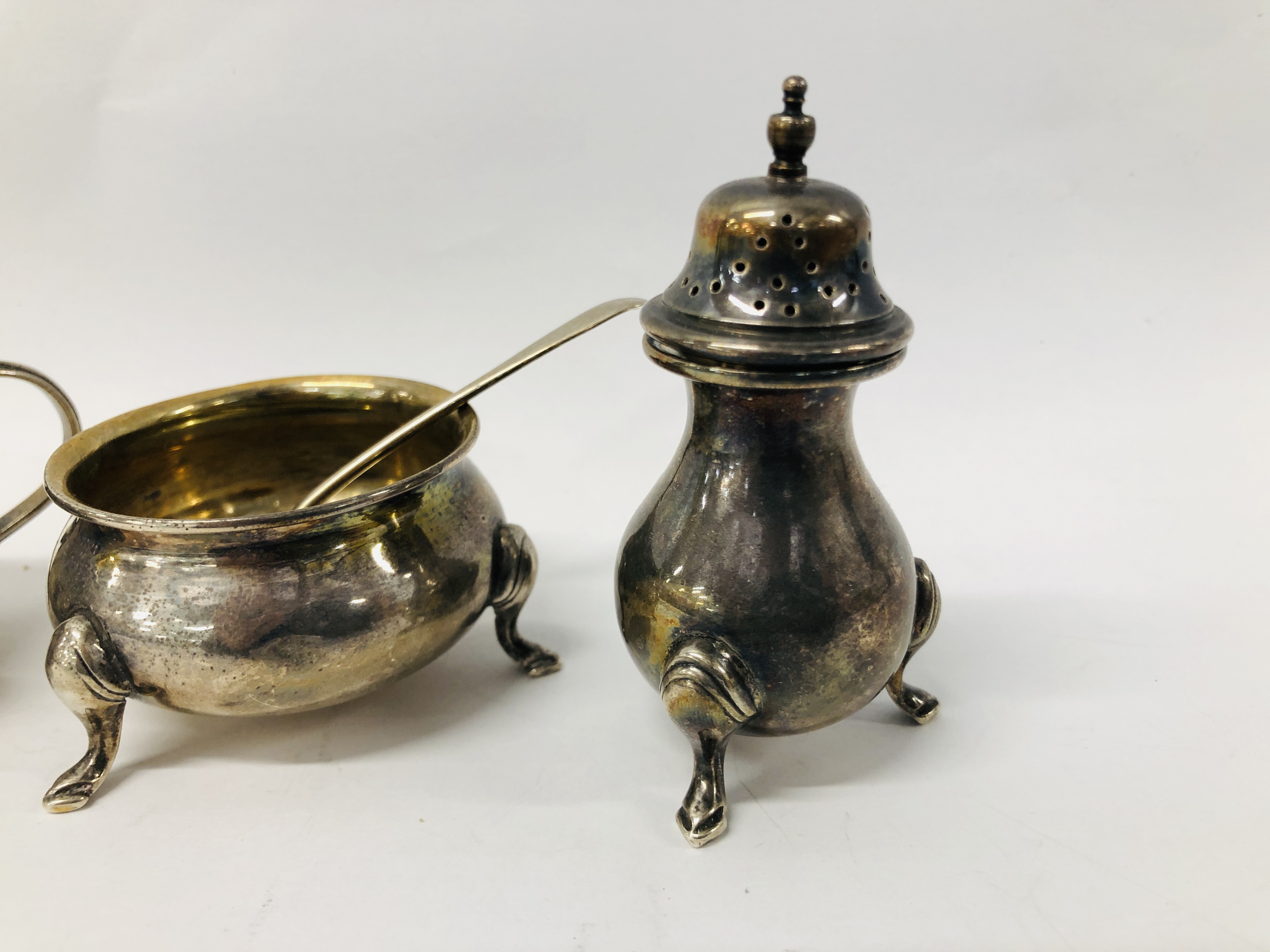 A SILVER TRIPOD PEPPER, MATCHING MUSTARD POT & SALT COMPLETE WITH SPOONS, - Image 4 of 6