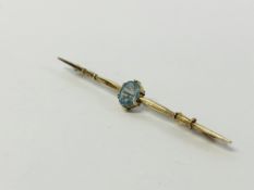 BLUE STONE SET BAR BROOCH MARKED 10CT