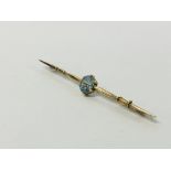 BLUE STONE SET BAR BROOCH MARKED 10CT